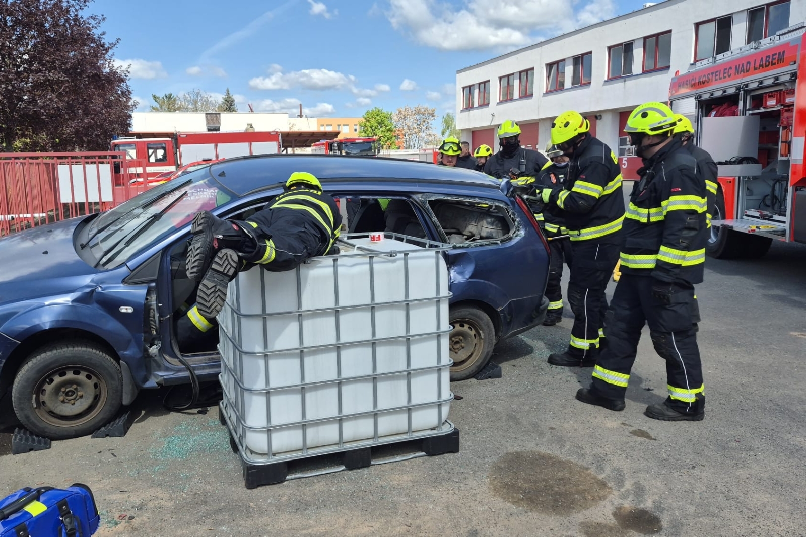 014-Odborná příprava jednotek SDH z Mělnicka zaměřená na dopravní nehody.jpg