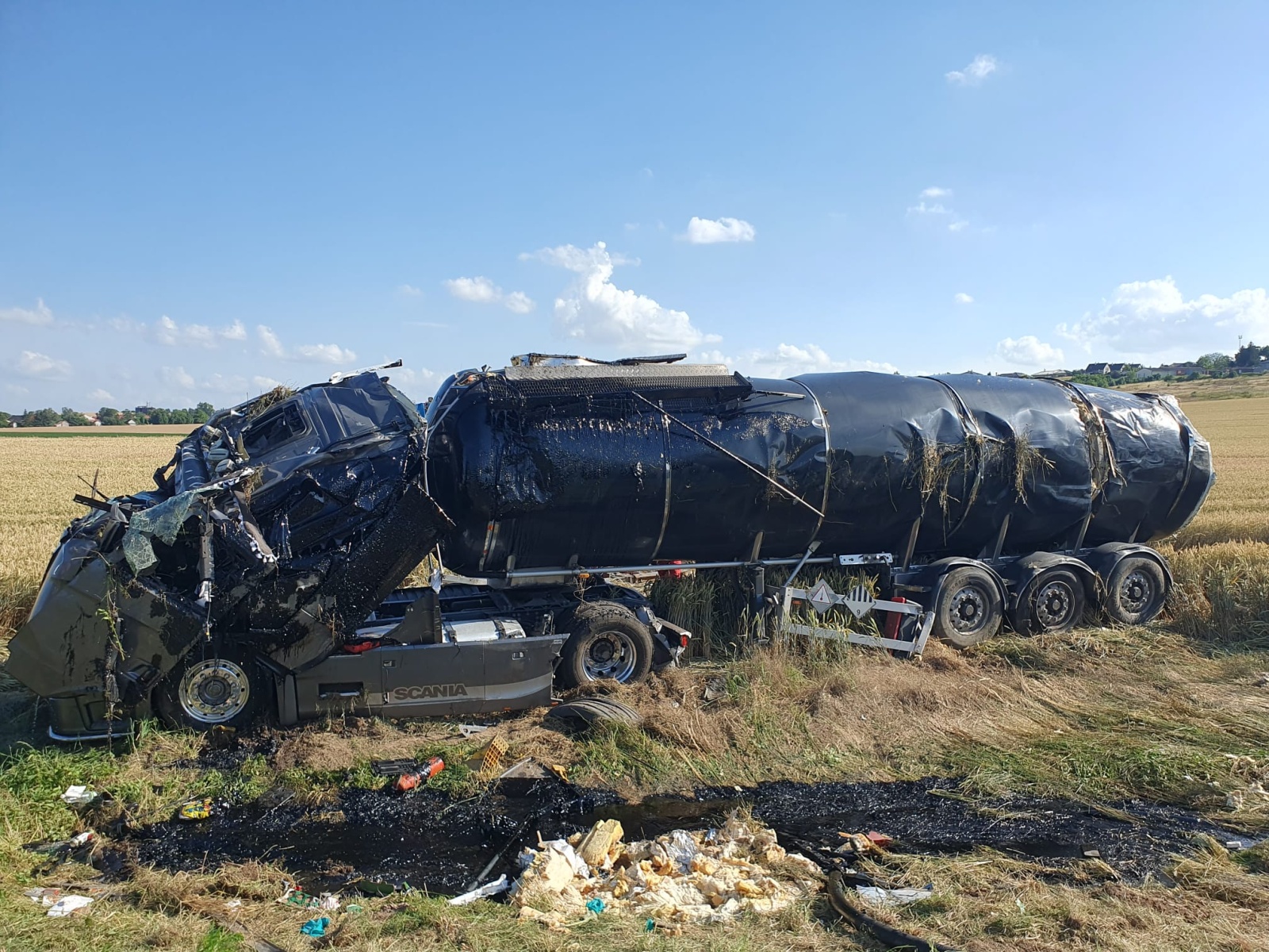 014-Převrácená cisterna s horkým asfaltem na silnici č. 12 u obce Kamhajek nedaleko Kolína.jpeg