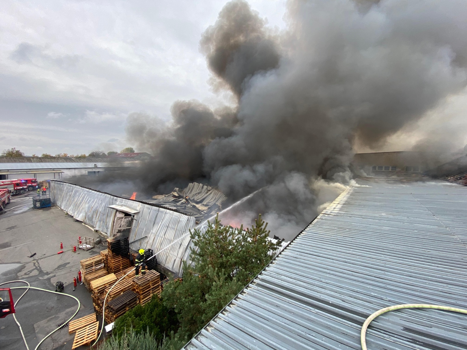 015-Požár hal Nehvizdy.jpg