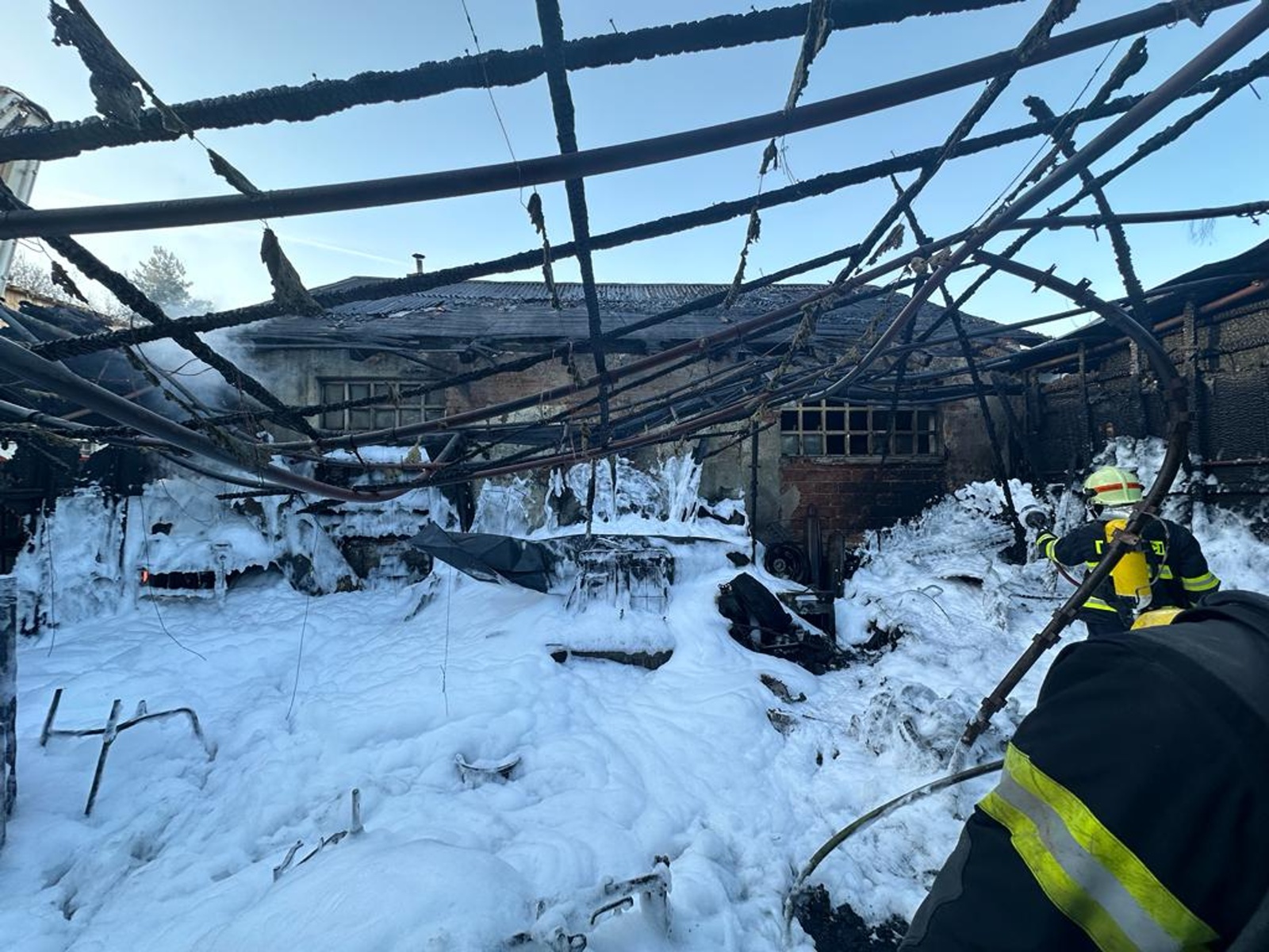 016-Požár v areálu autoopravny nedaleko Jílového u Prahy.jpeg