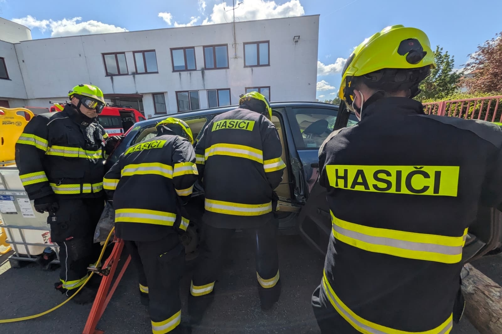 017-Odborná příprava jednotek SDH z Mělnicka zaměřená na dopravní nehody.jpg