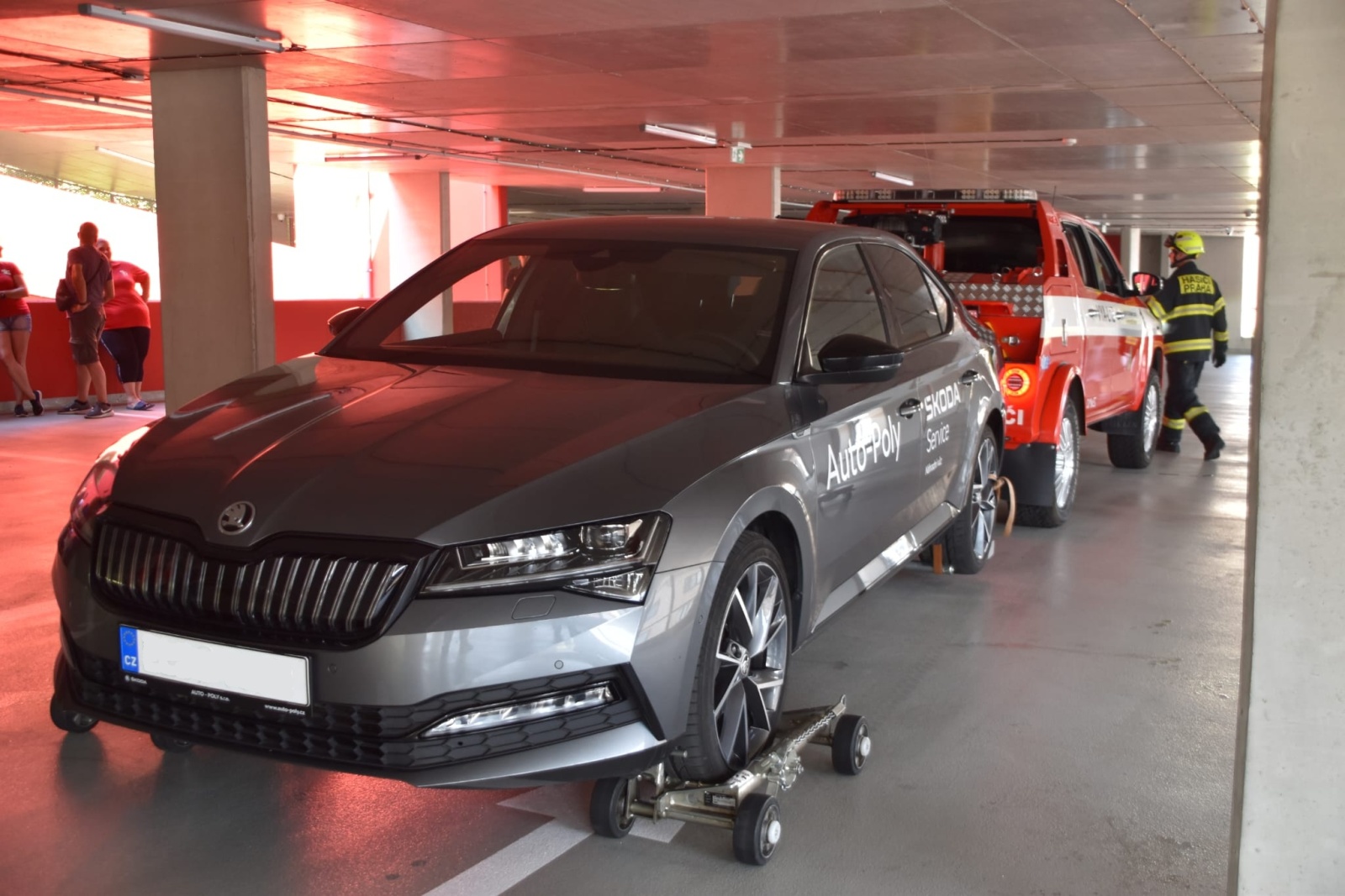017-Prověřovací cvičení zaměřené na požár elektromobilu v příbramském parkovacím domě.jpeg