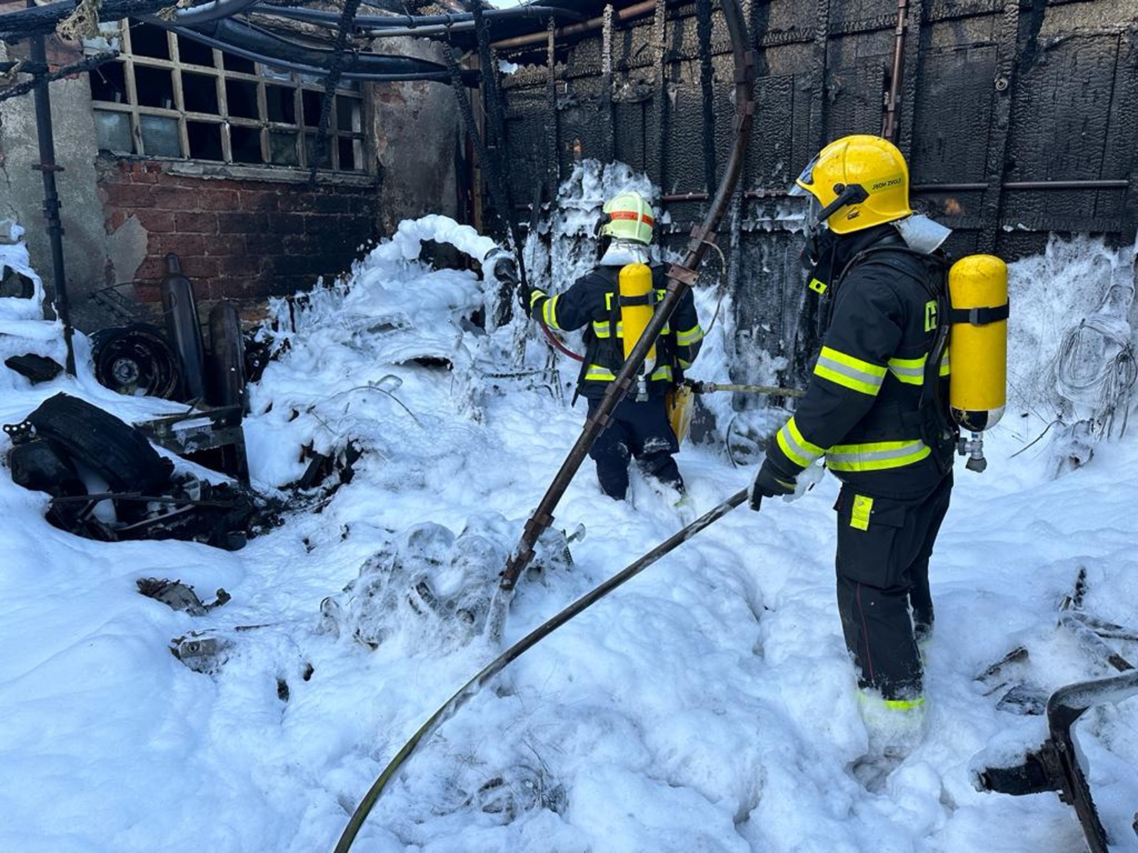 018-Požár v areálu autoopravny nedaleko Jílového u Prahy.jpeg