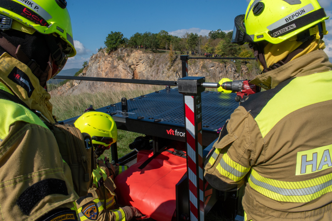 018-nácvik hašení v těžko přístupném terénu.jpg