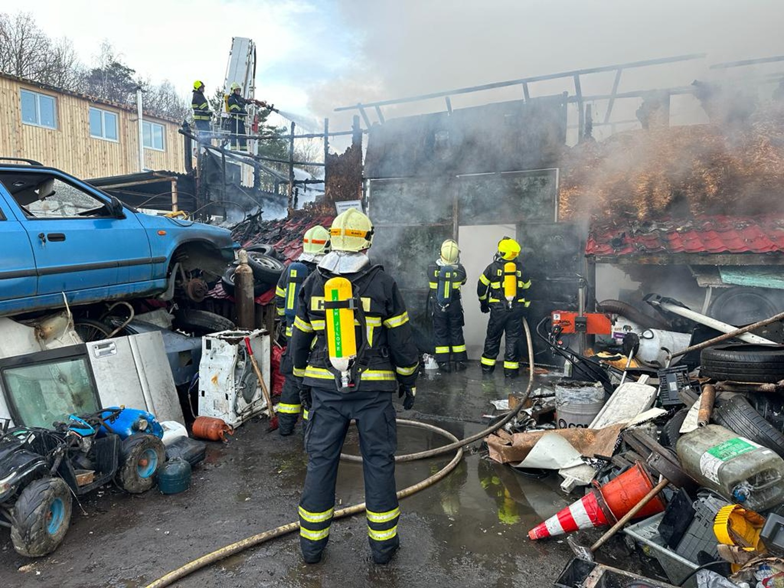 019-Požár v areálu autoopravny nedaleko Jílového u Prahy.jpeg