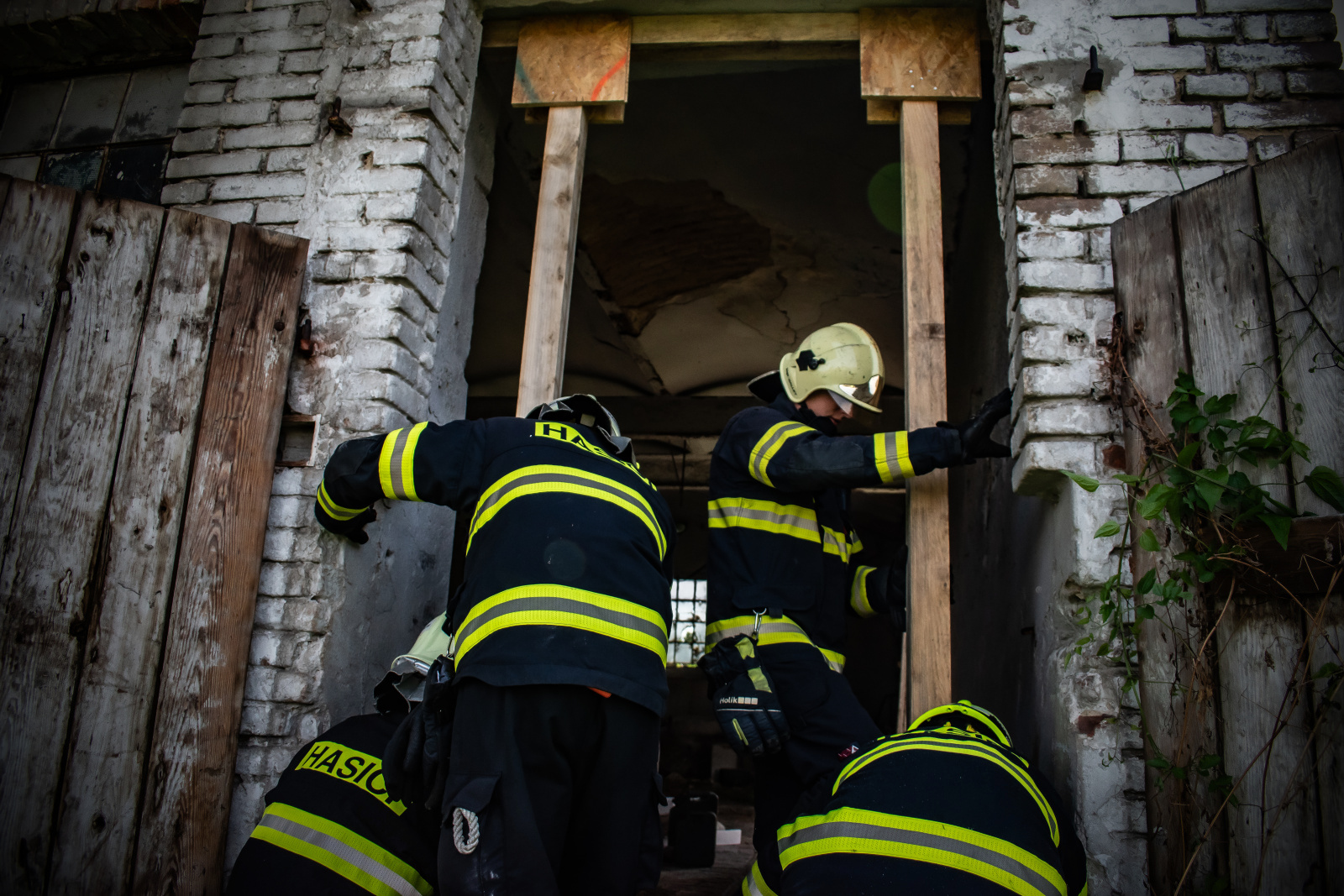 019-Taktické cvičení složek IZS z Mělnicka zaměřené na záchranu osob po destrukci objektu.jpg
