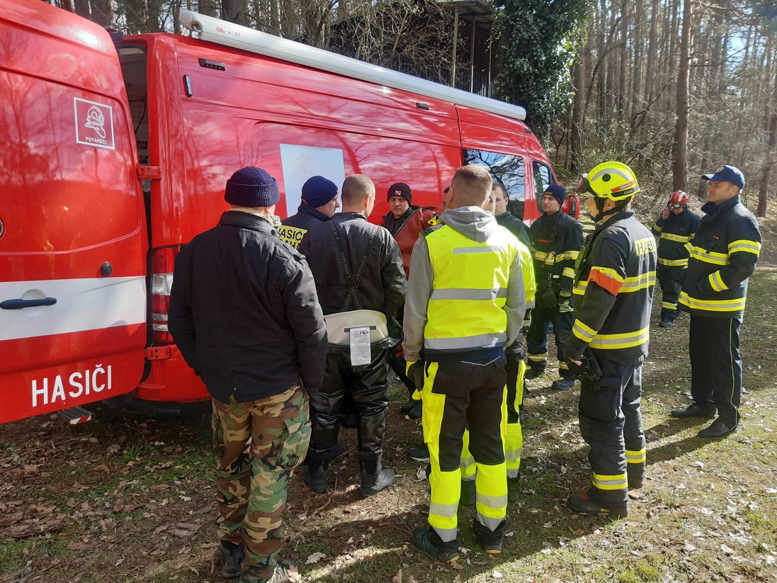 020-Pád nákladního vozidla z Vesteckého mostu do Vltavy.jpeg