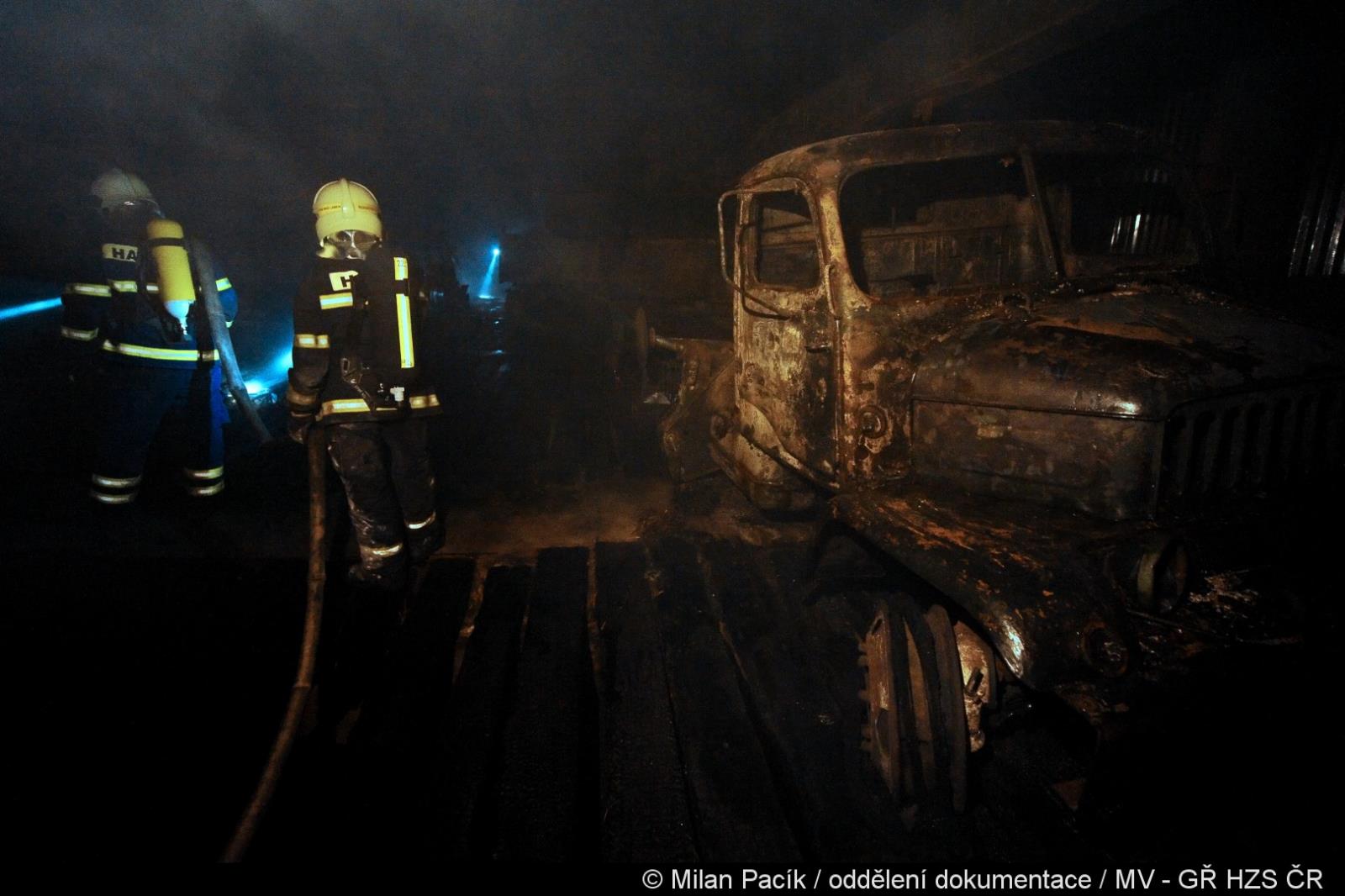 020-Požár zemědělské haly v obci Hřivno.jpg