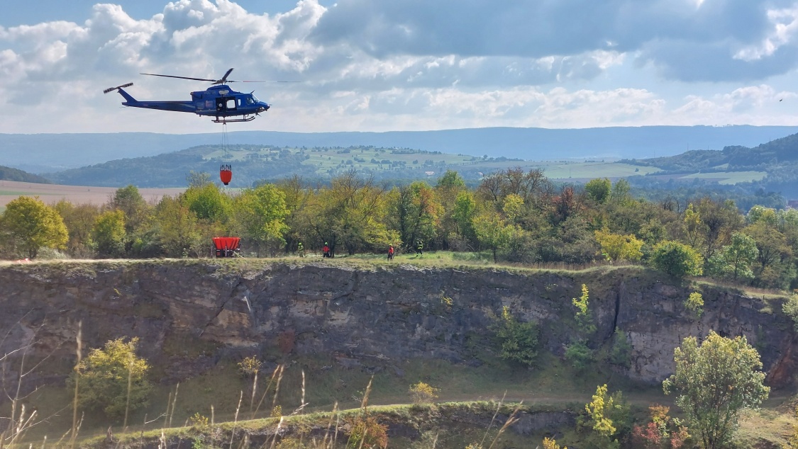 020-nácvik hašení v těžko přístupném terénu.jpg