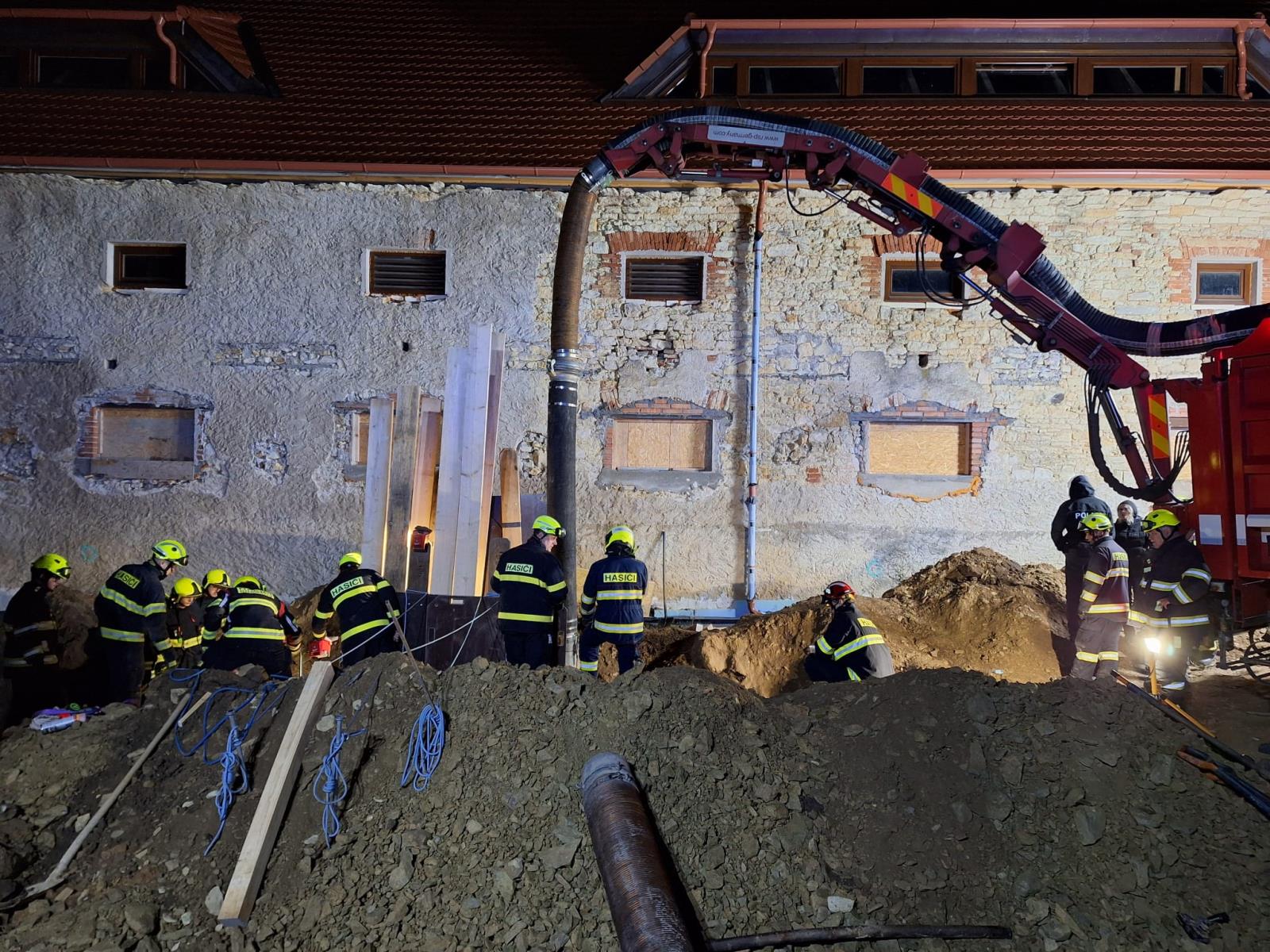 020. Záchrana dělníka..jpeg