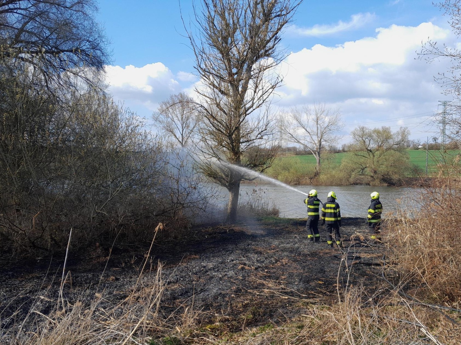 020425-Požár rákosí a náletových dřevin na břehu Velkého slánského rybníka na Kladensku.jpg