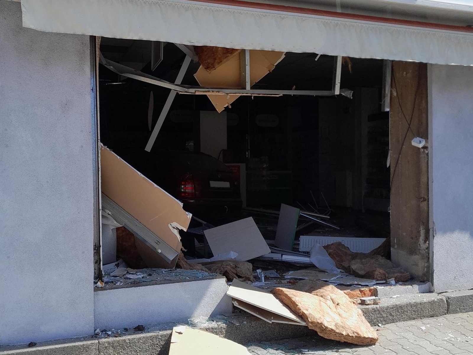 021-Auto v lékárně.jpg