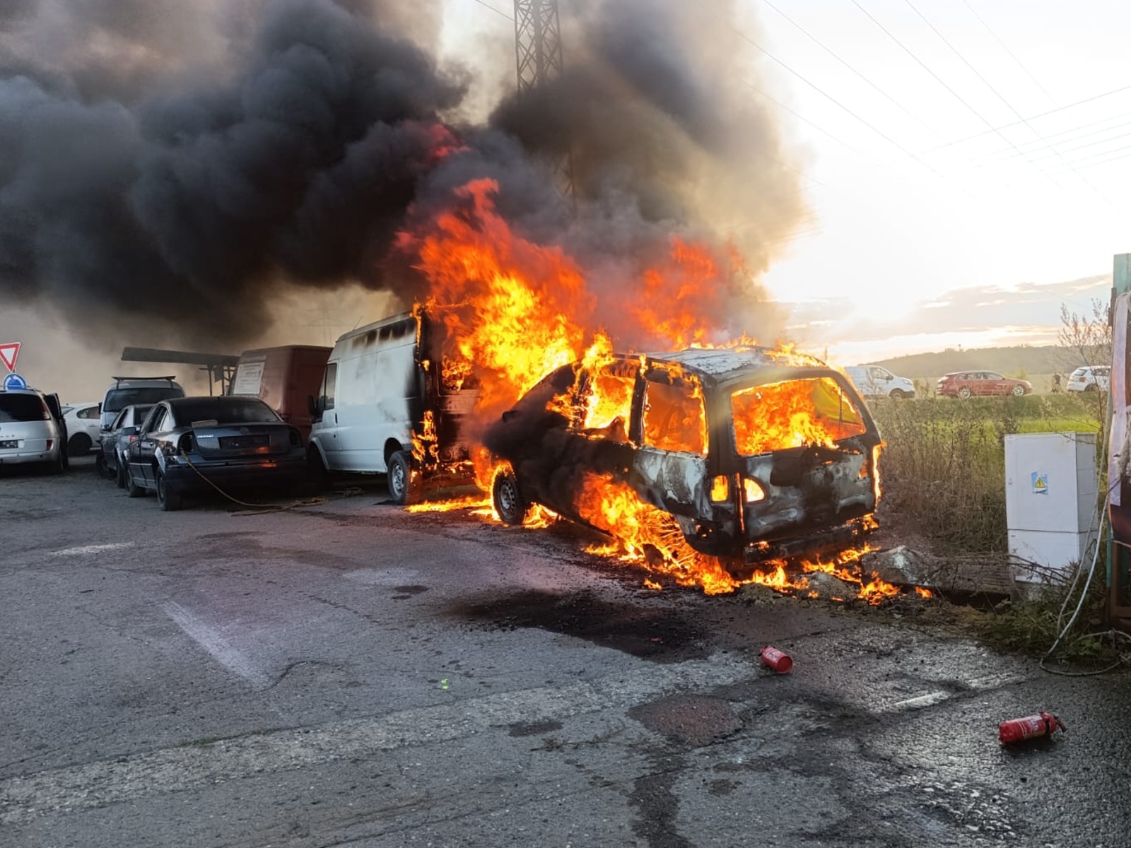 021025-Požár dvou vozidel na vrakovišti v lokalitě Bouchalka u dálnice D7 na Kladensku.jpg