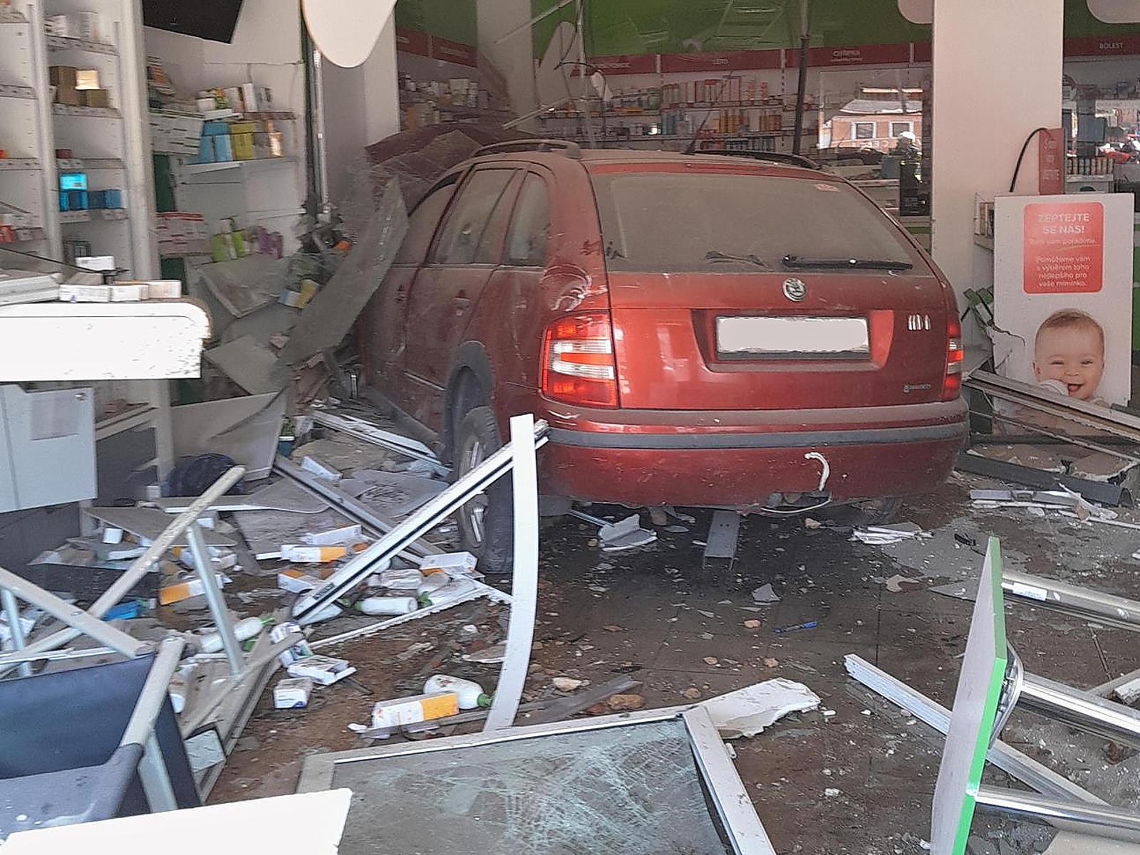 022-Auto v lékárně.jpg