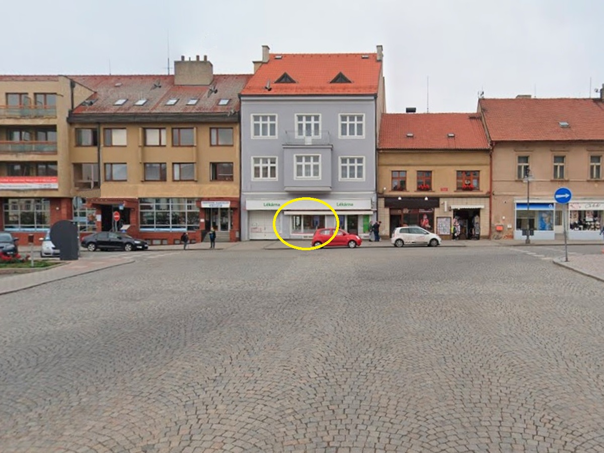 023-Auto v lékárně.jpg