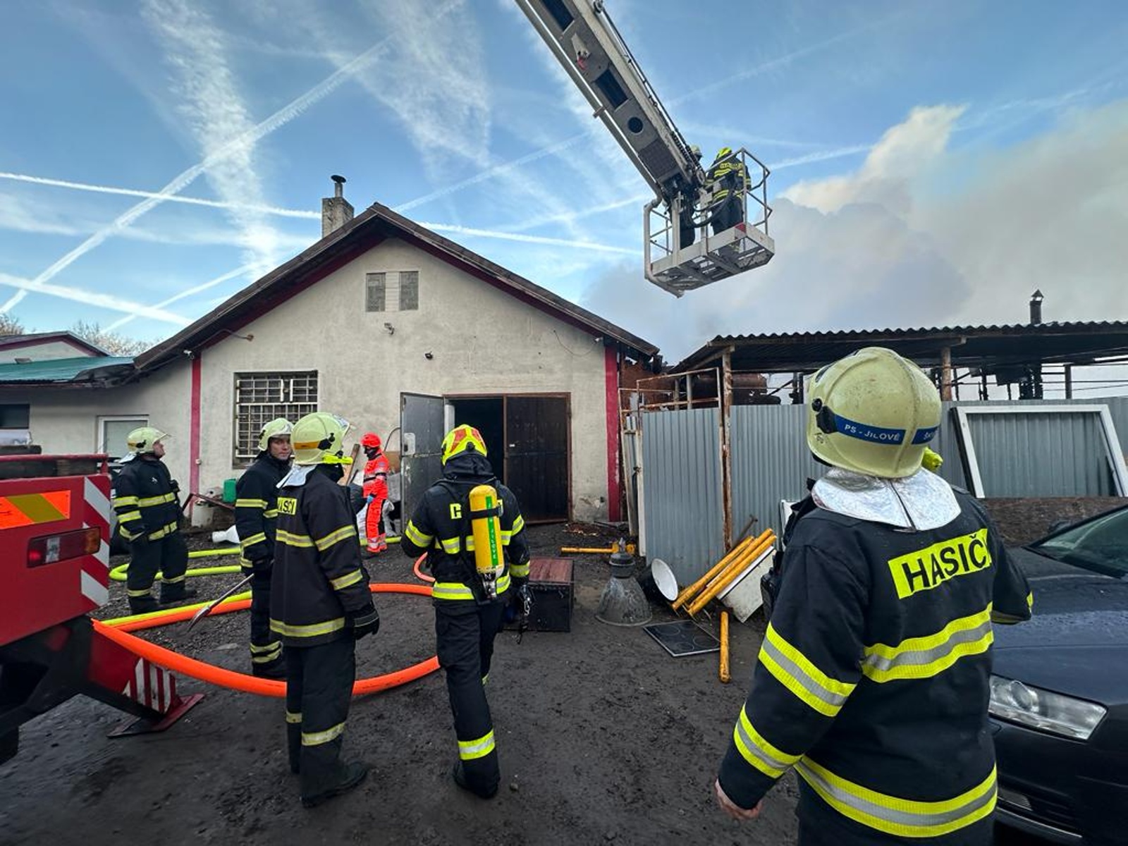 023-Požár v areálu autoopravny nedaleko Jílového u Prahy.jpeg