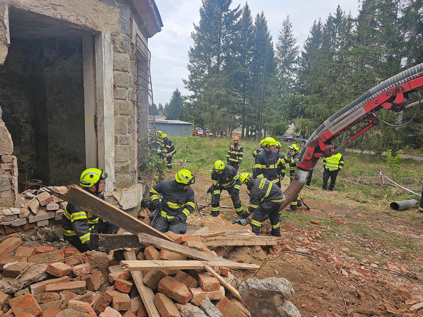 024-Cvičení složek IZS zaměřené na záchranu osob po destrukci objektu.jpg