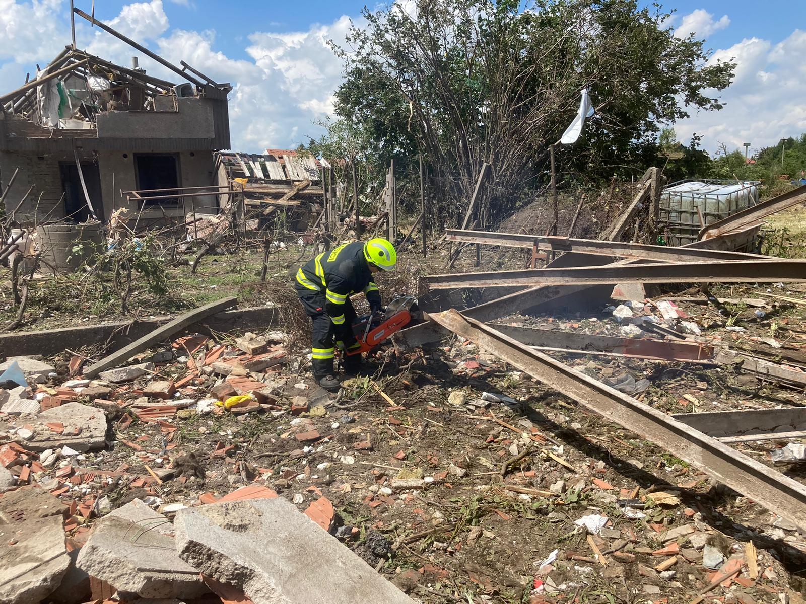 026 - hasiči používali rozbrušovací pily.jpg