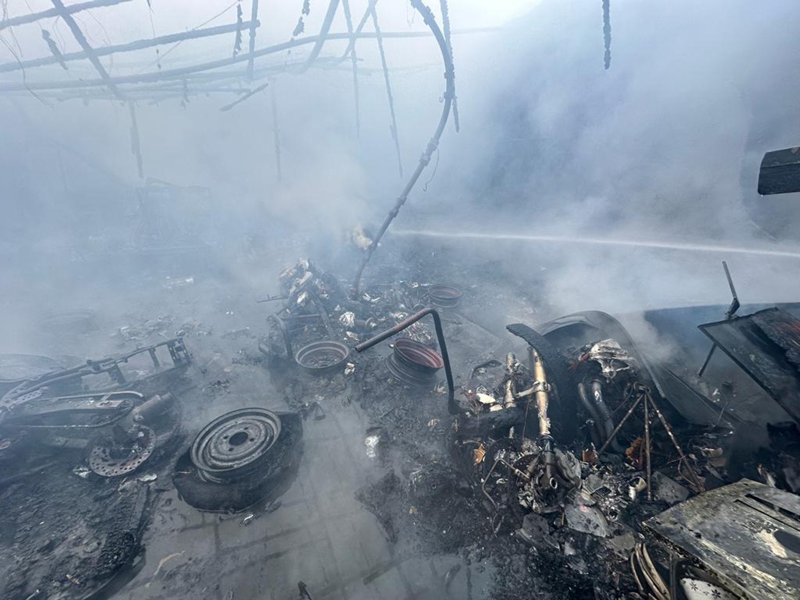 027-Požár v areálu autoopravny nedaleko Jílového u Prahy.jpeg