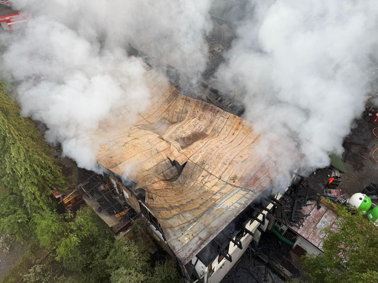 Pohled na propadlou střechu vlivem destrukce její konstrukce