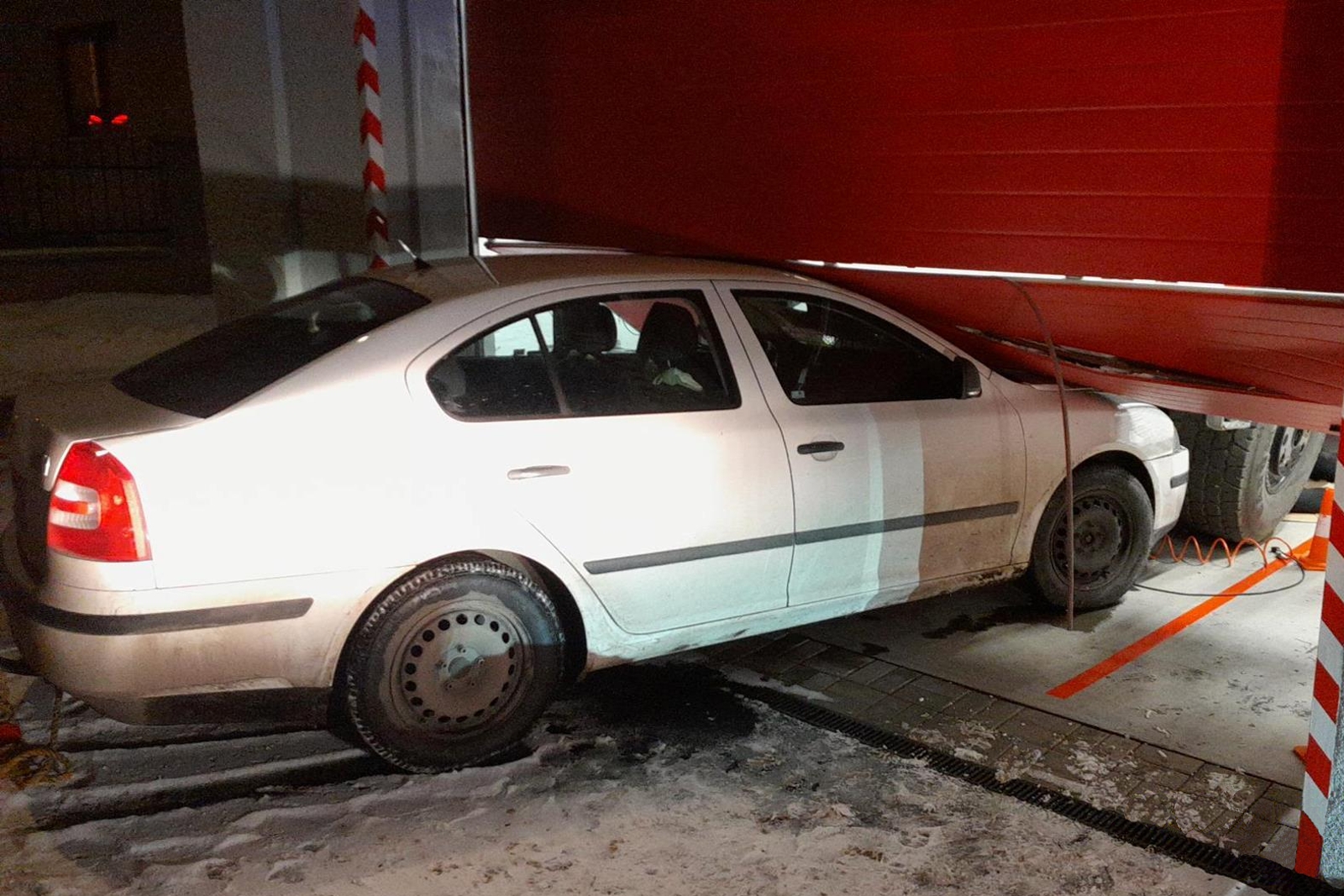 030126-Havárie osobního automobilu na hasičské zbrojnici v Červených Janovicích na Kutnohorsku.jpg