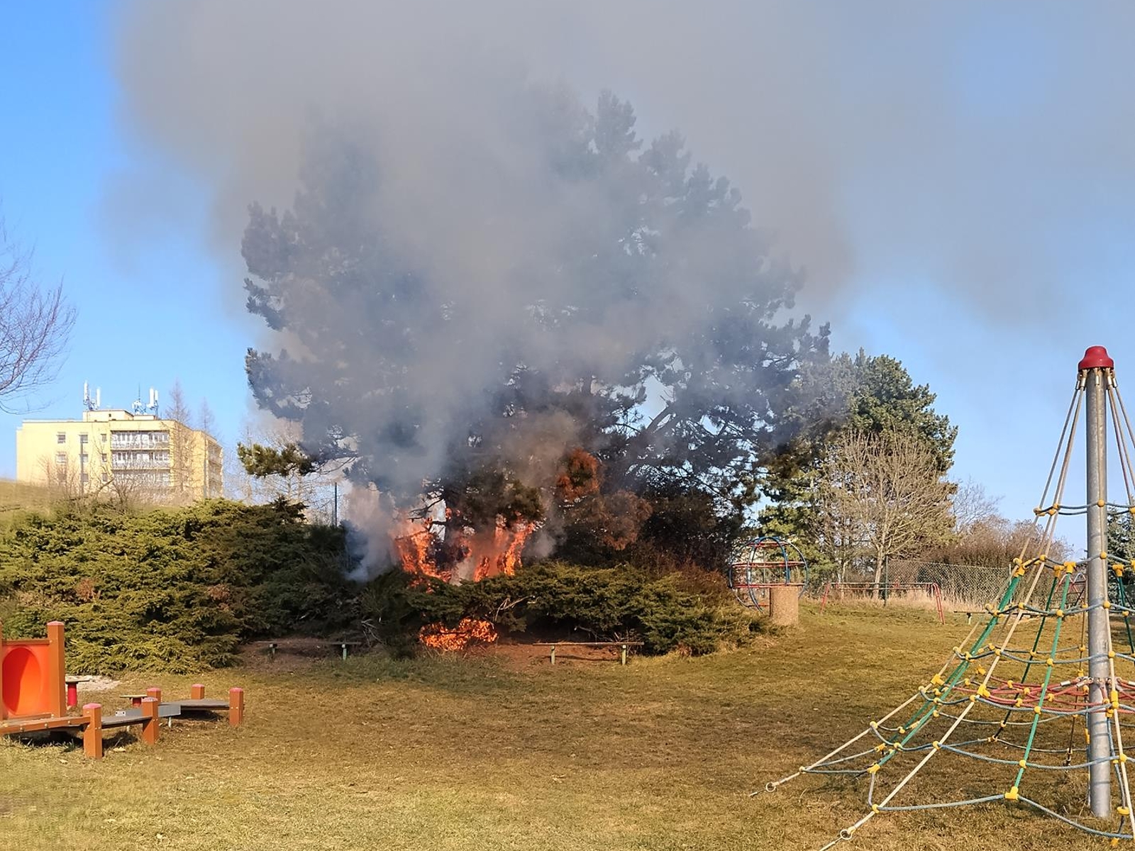 030326-Požár dřevin na dětském hřišti nedaleko centrální hasičské stanice Příbram.jpg