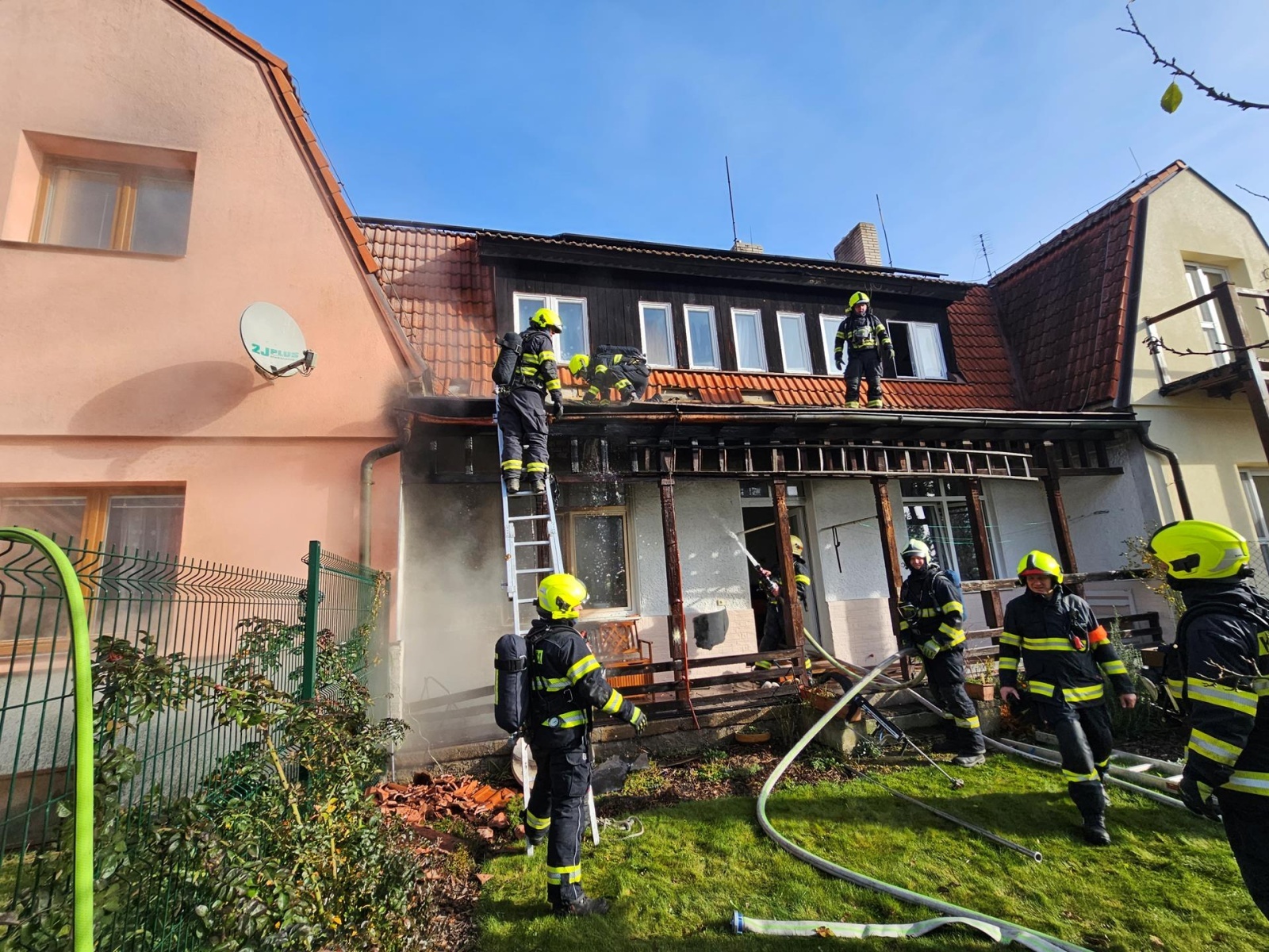031124-Požár rodinného trojdomku v Kamenných Žehrovicích na Klademsku od neuhlídané svíčky.jpg