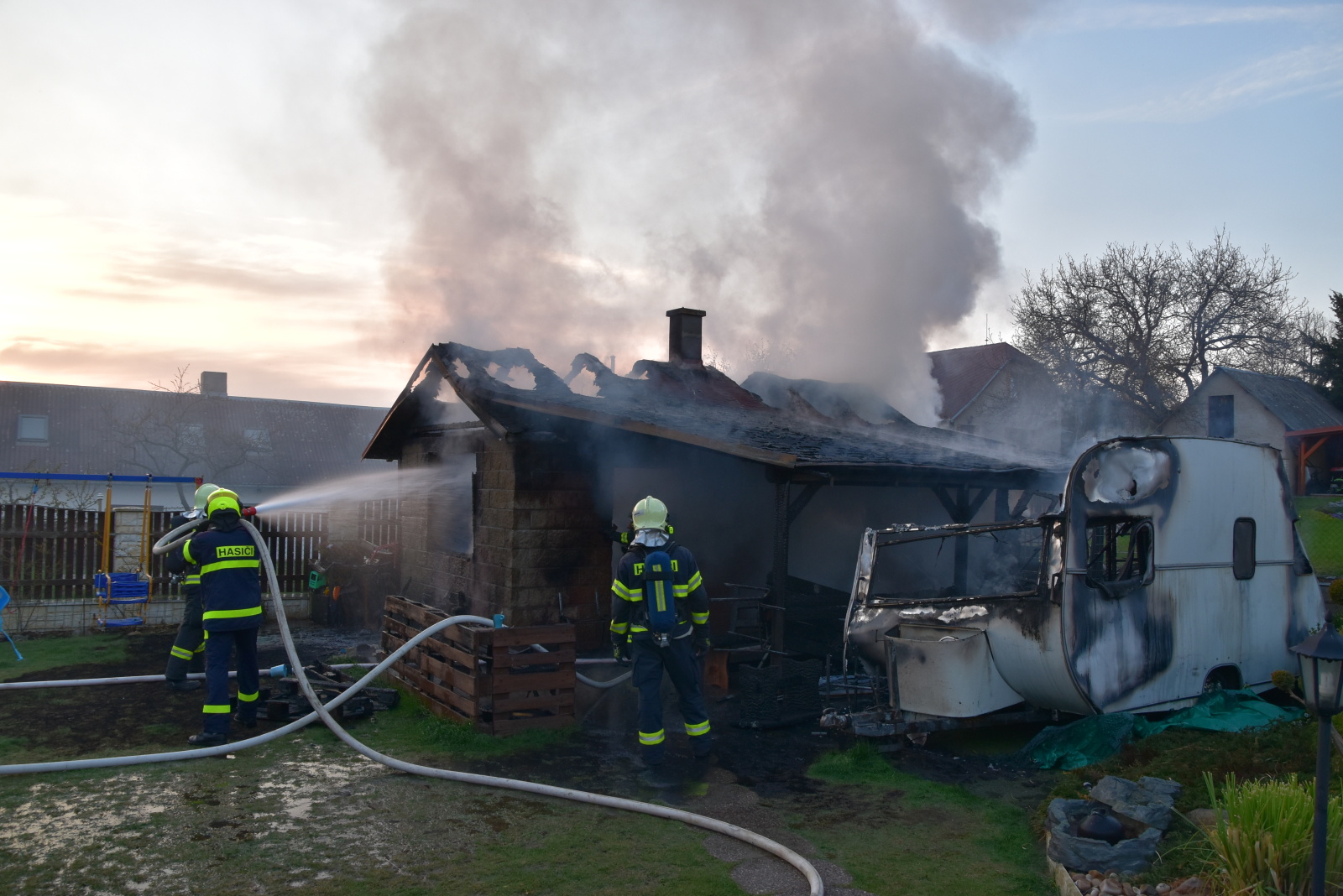 034-Požár zahradního domku a karavanu v obci Višňová na Příbramsku.JPG