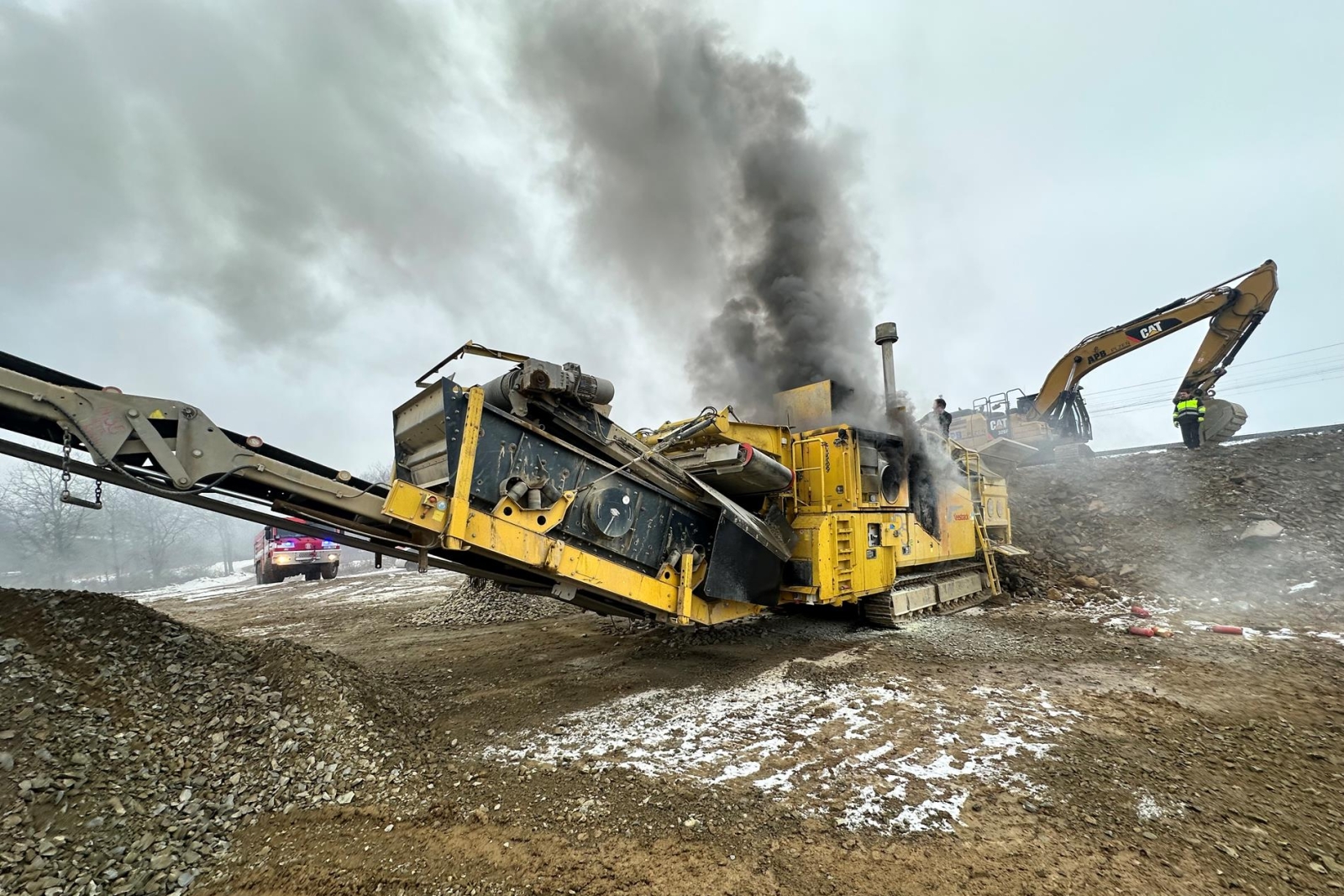 040226-Požár velkého zemního stroje na drcení kamene při stavbě Pražského okruhu u Říčan.jpg