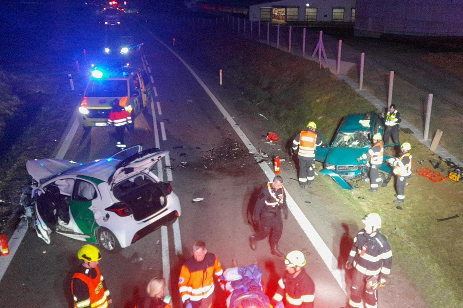 040326-Čelní střet dvou osobních automobilů na silnici č. 18 mezi Sedlčany a Kosovou Horou.jpg