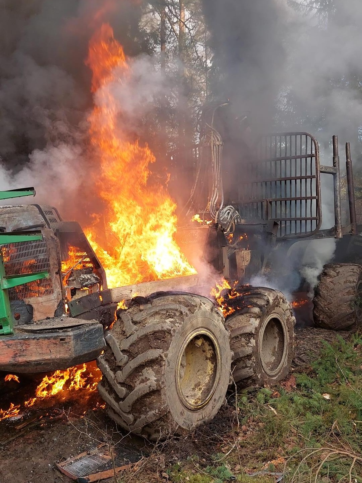041224-Požár lesního stroje na vyvážení dřeva západně od obce Smolotely na Příbramsku.jpg