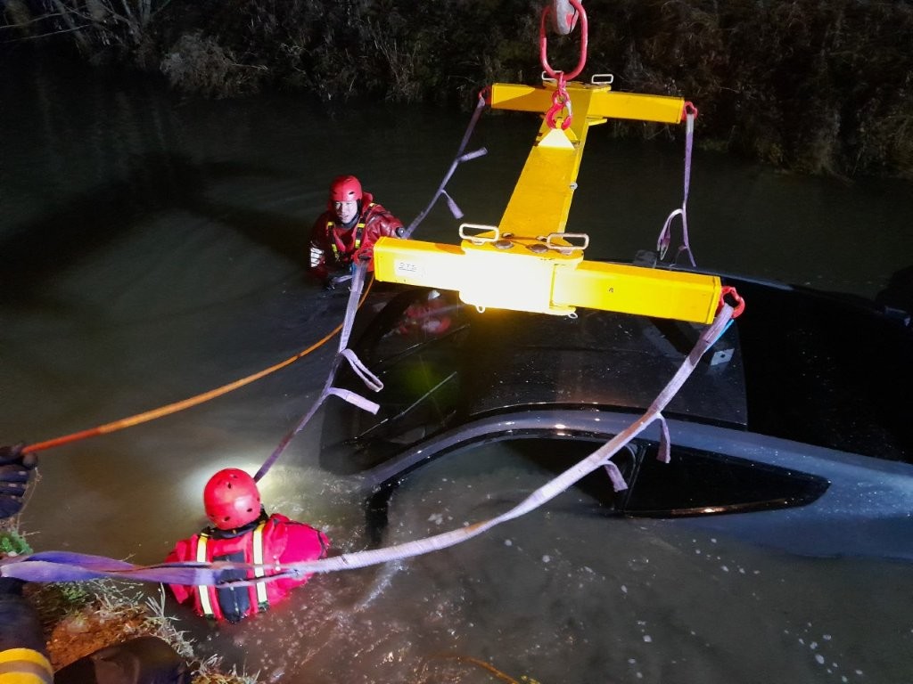 049-Auto ve Štítarském potoce-1.jpg