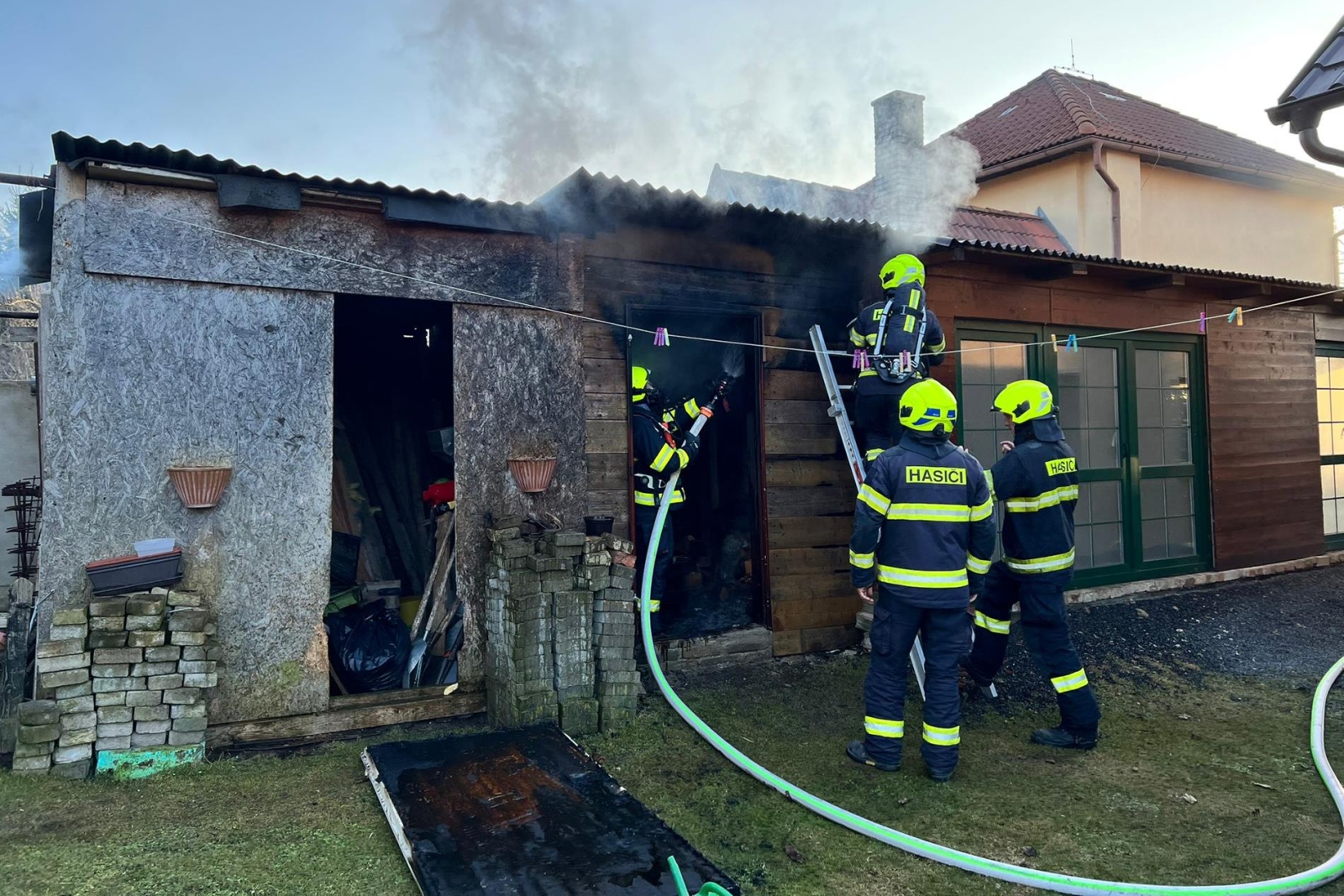 050326-Požár kůlny v obci Světice v okrese Praha-východ.jpg