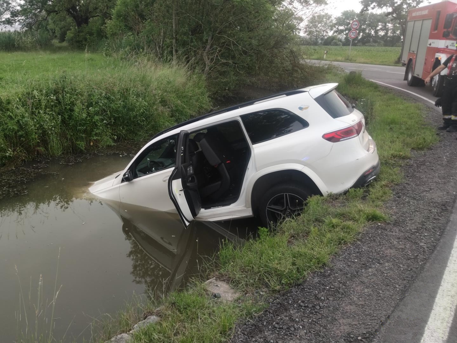 051-Auto ve Štítarském potoce-2.jpg