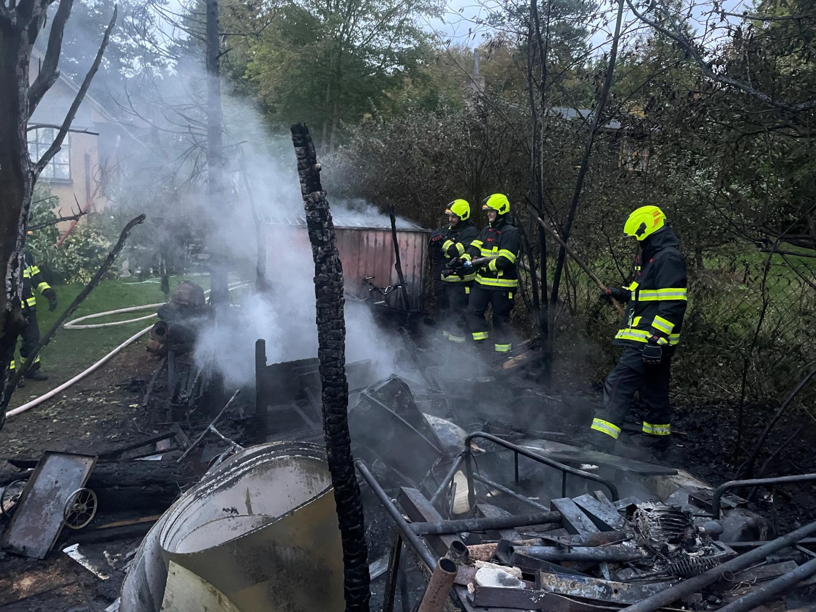 051025-Požár zahradní kůlny u chaty v rekreační oblasti obce Hradištko v okrese Praha-západ.jpg
