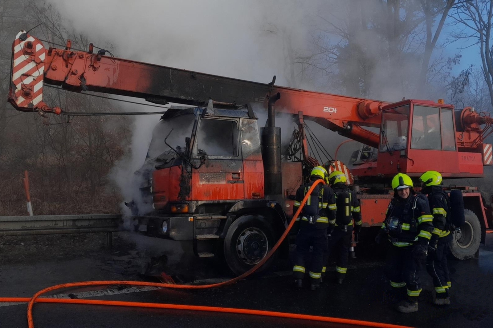 060326-Požár jeřábu na strakonické silnici č. 4 za výjezdem z Prahy poblíž Cukráku.jpg
