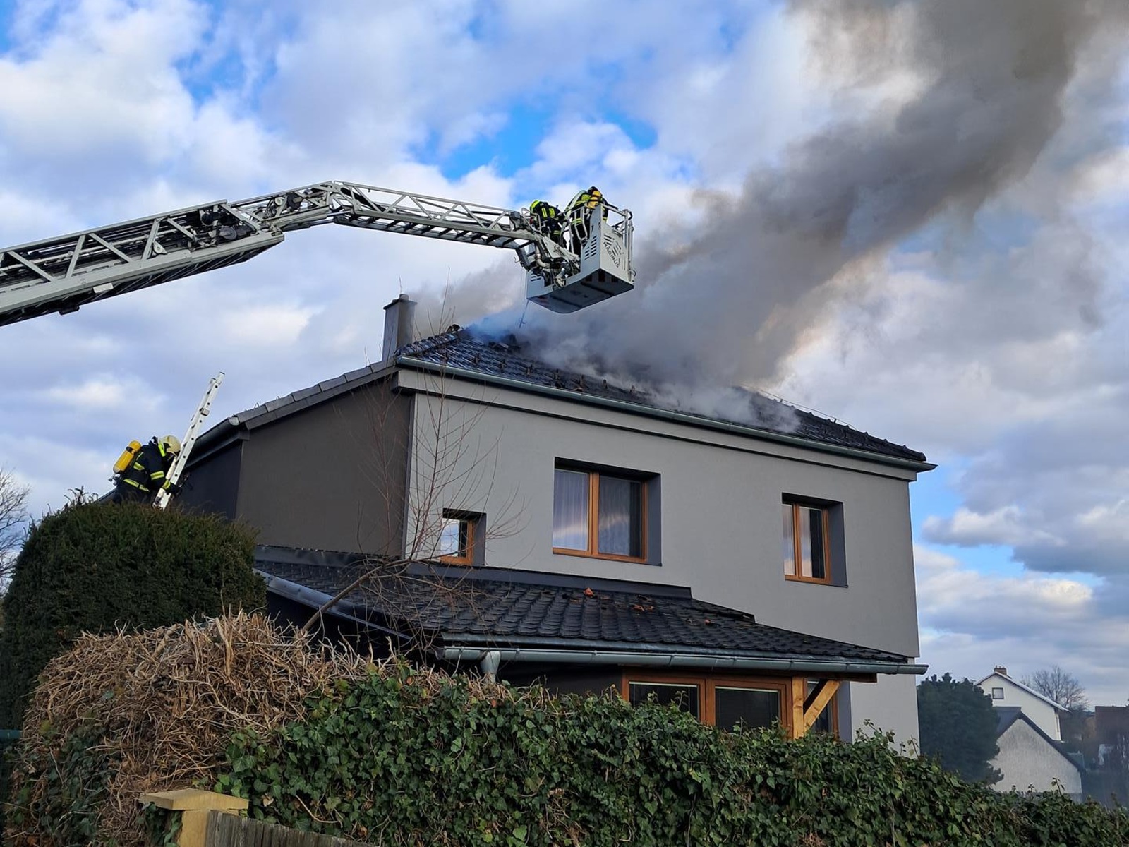 060425-Požár v půdním prostoru rodinného domu v Trhovém Štěpánově na Benešovsku.jpg