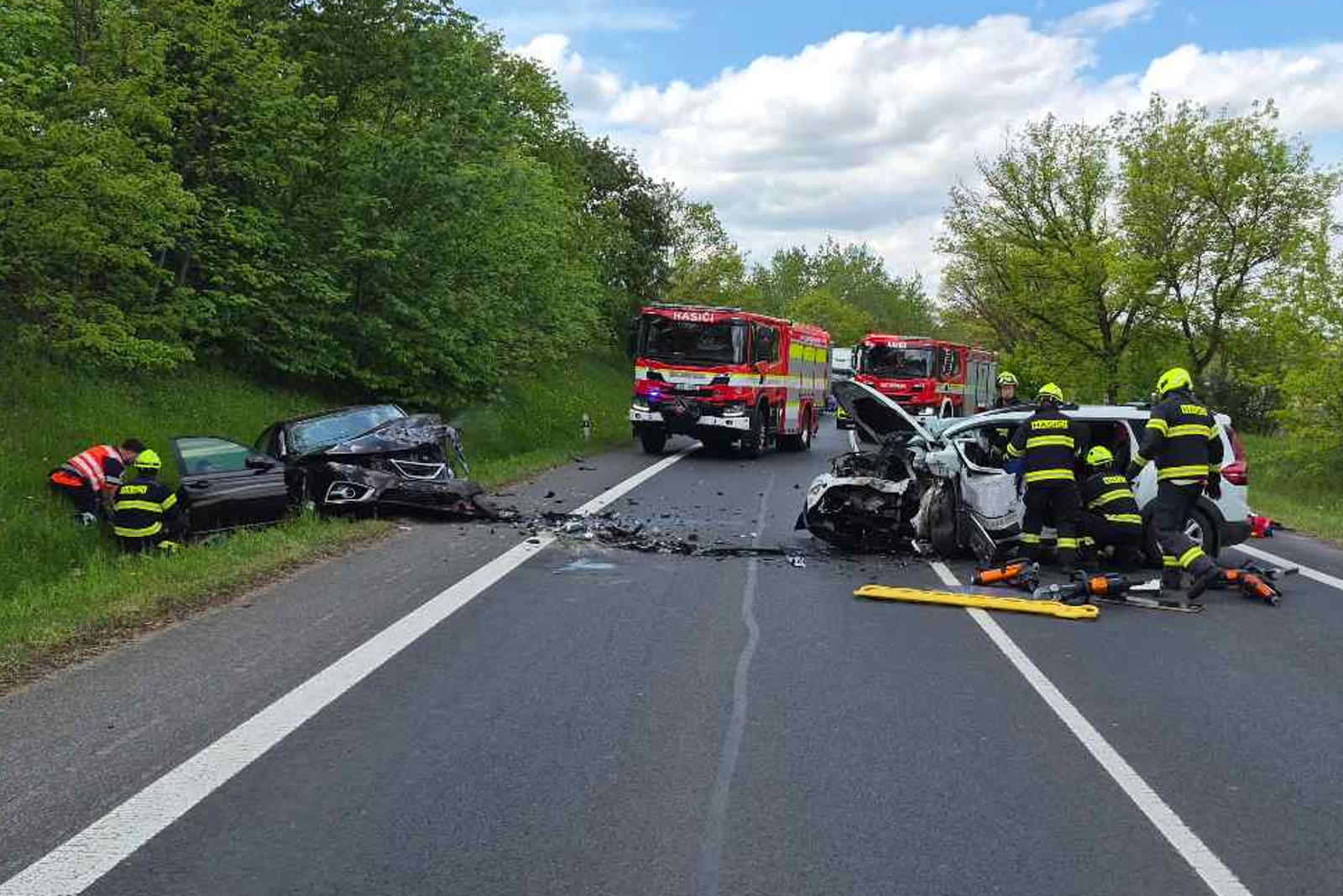 060526-Dopravní nehoda na silnici č. 16 u Malého Újezdu nedaleko Mělníka.jpg