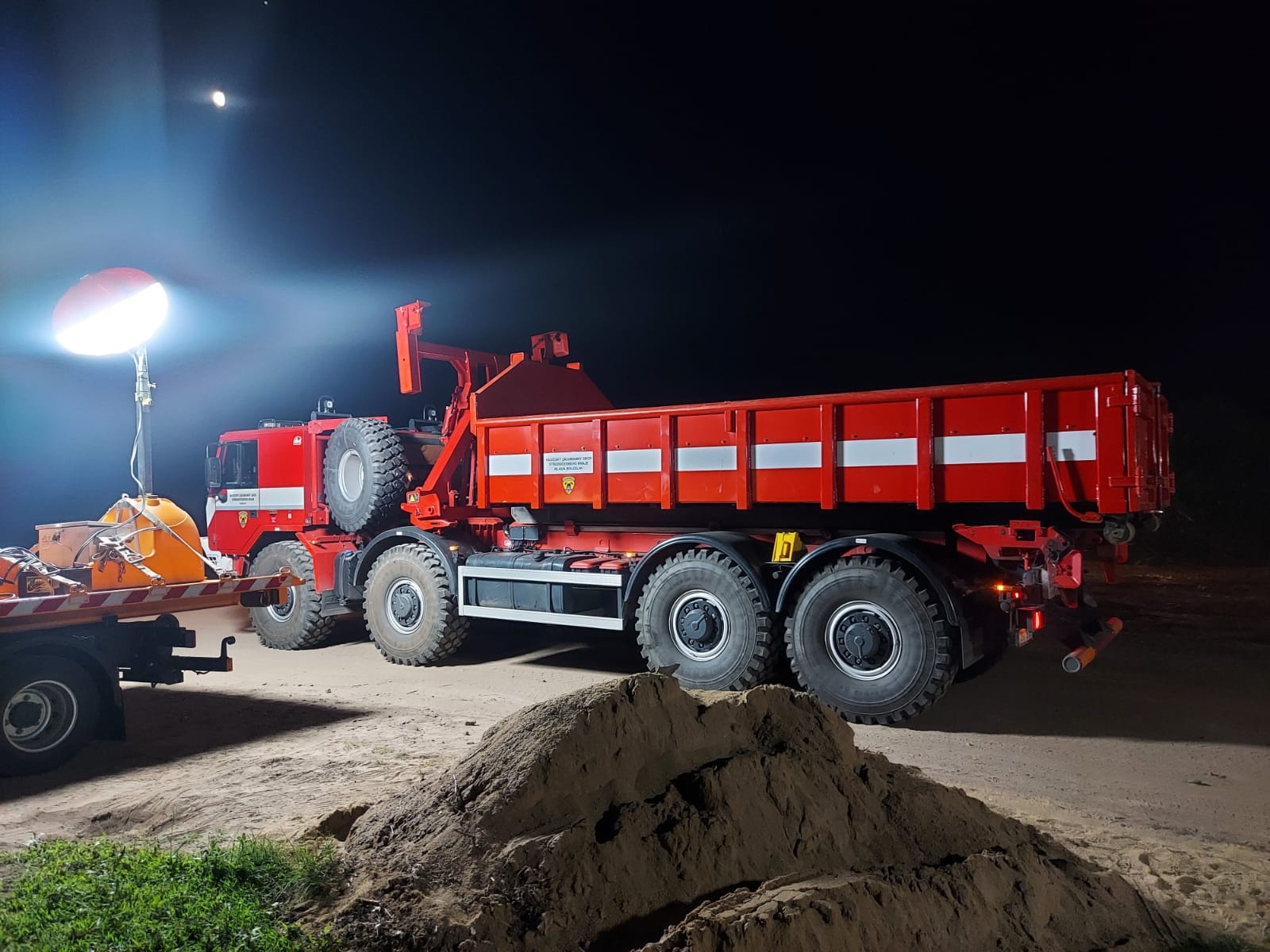 062 - některé práce pokračovaly i po setmění.jpg