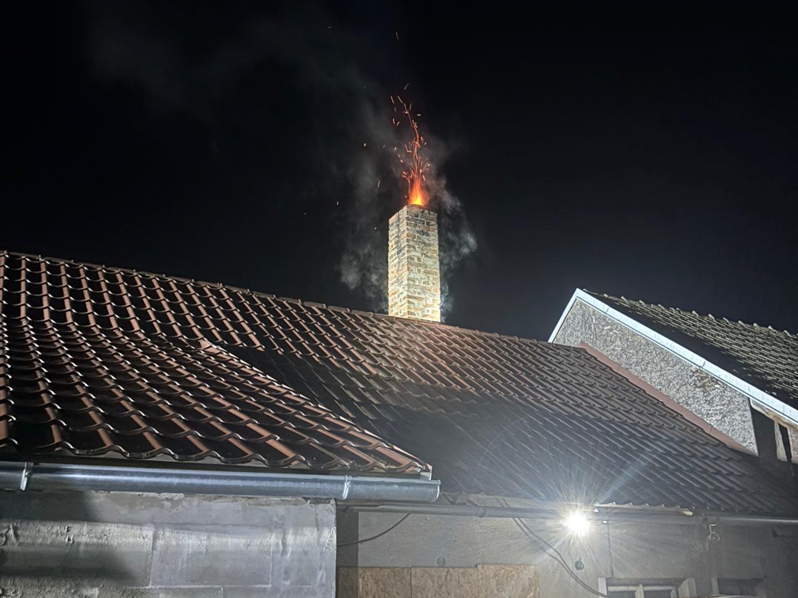 070226-Požár sazí v komíně rodinného domu v obci Ohaře na Kolínsku.jpg