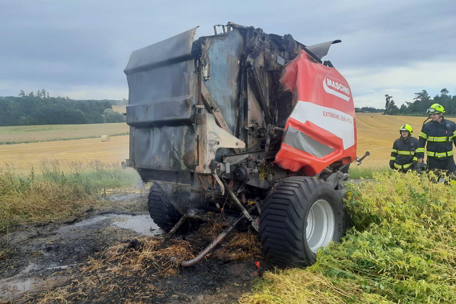 070726-Požár balíkovače na poli u Pecerad na Benešovsku.jpg