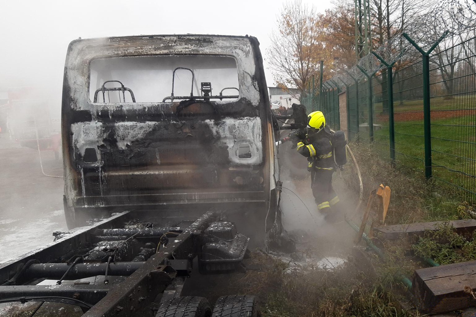 071124-Požár dodávkového automobilu v soukromé dopravní firmě v katastru Tuchlovic na Kladensku.jpg