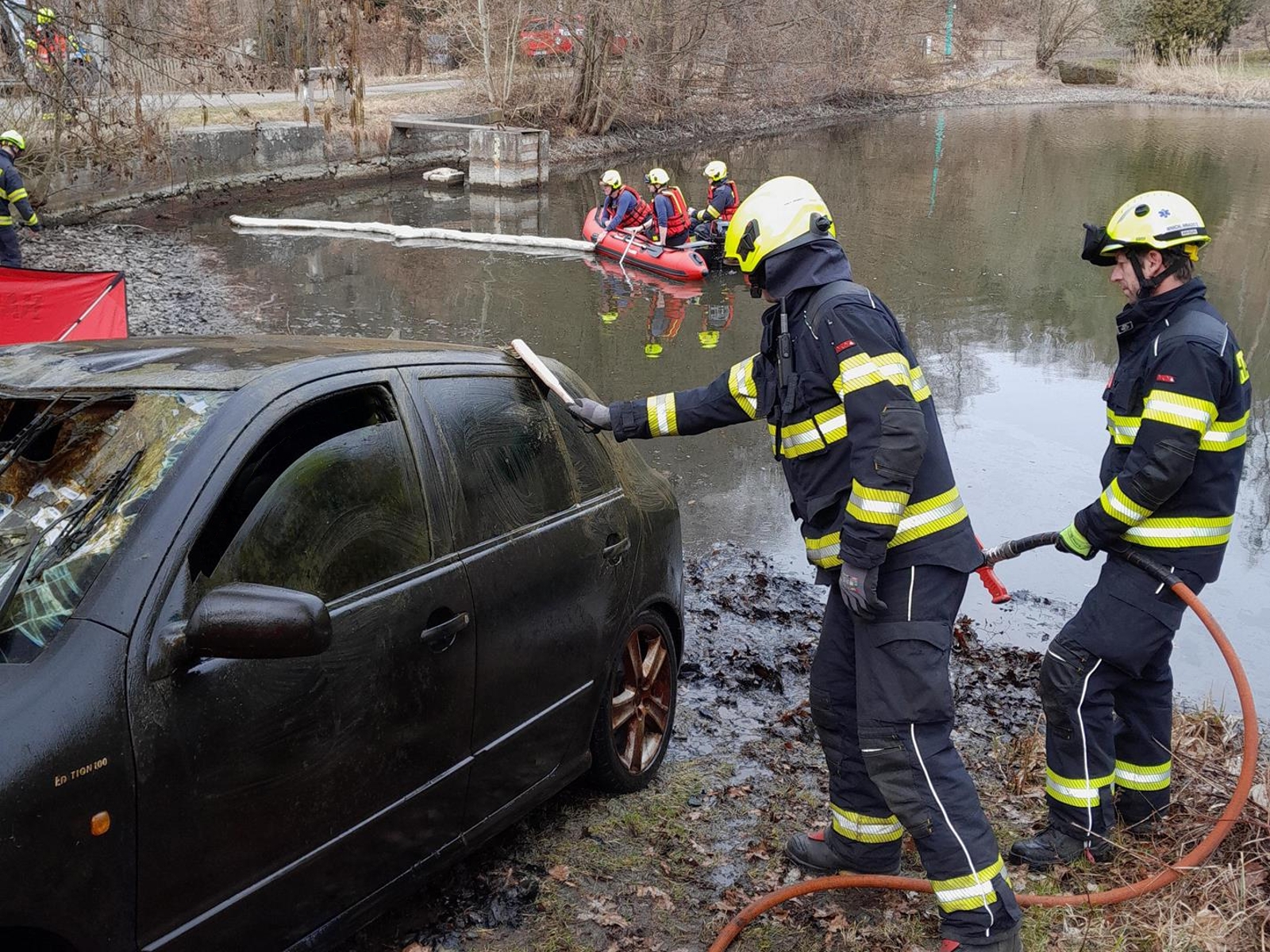 080326-Vyprošťování dlouhodobě potopeného vozu z rybníka u obce Drhleny na Mladoboleslavsku.jpg