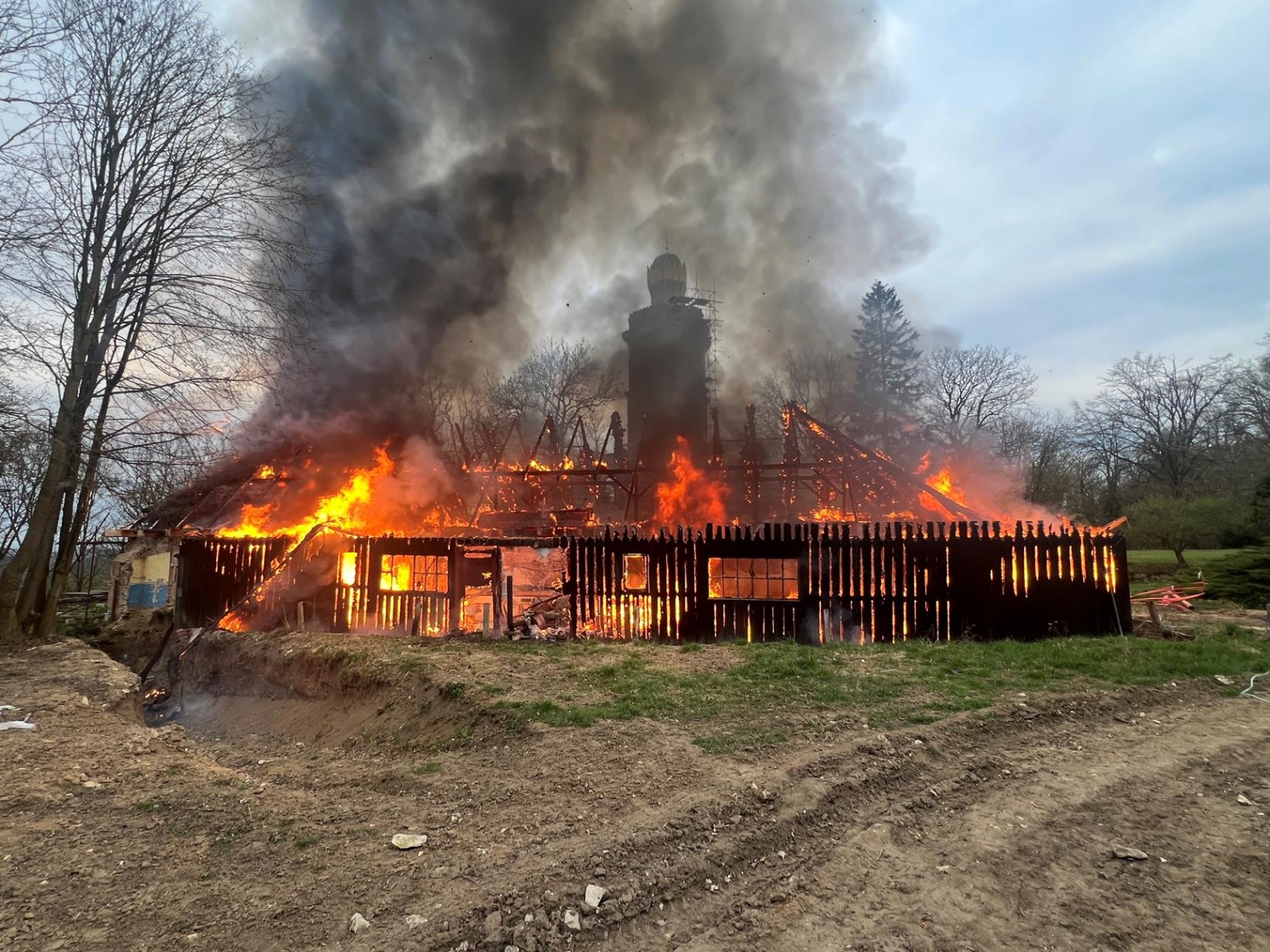 080425-Požár rekonstruovaného hospodářského objektu u zámečku Slavín v Tupadlech na Mělnicku.jpg