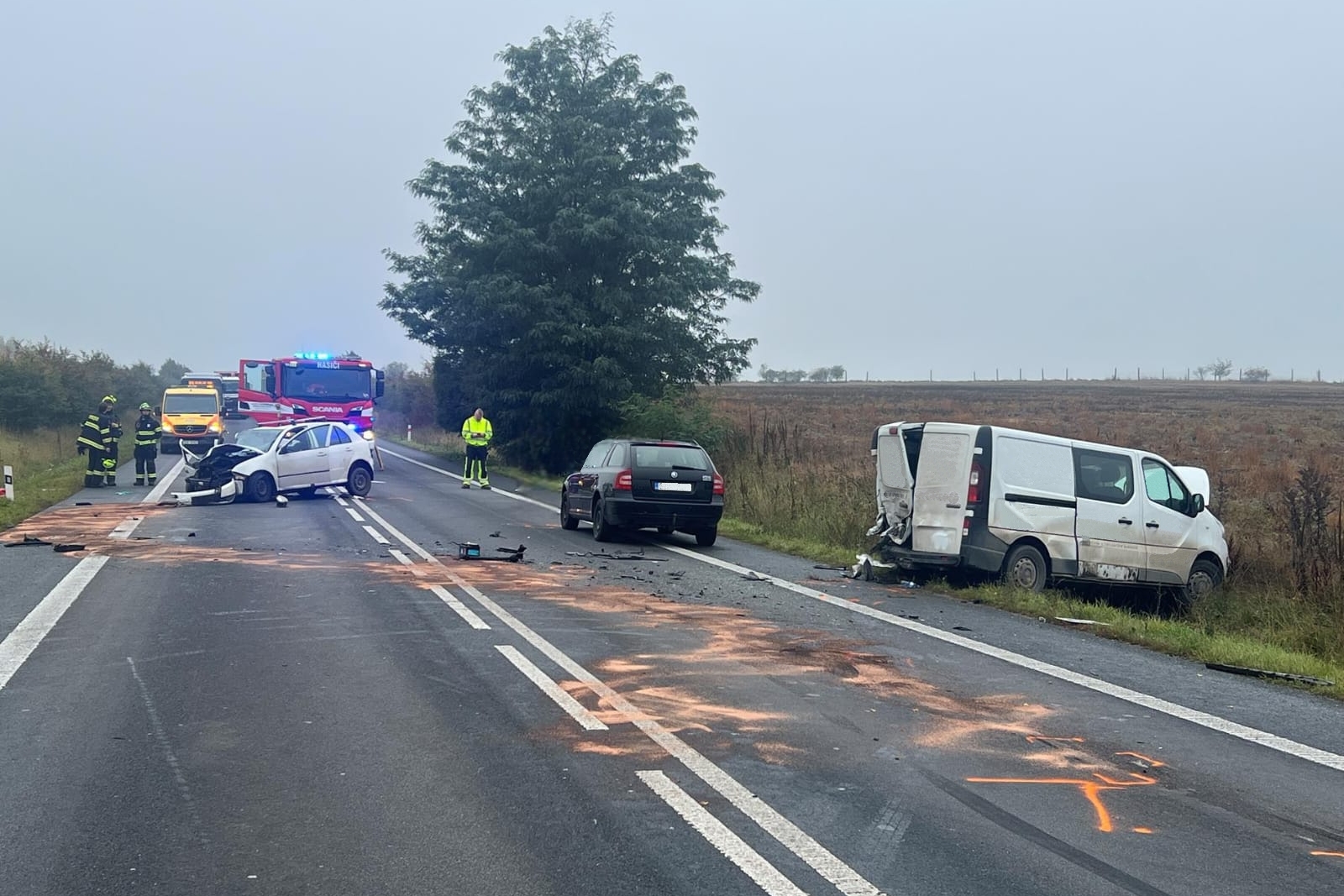081025-Dopravní nehoda na silnici č. 16 u obce Mlčechvosty na Mělnicku.jpg