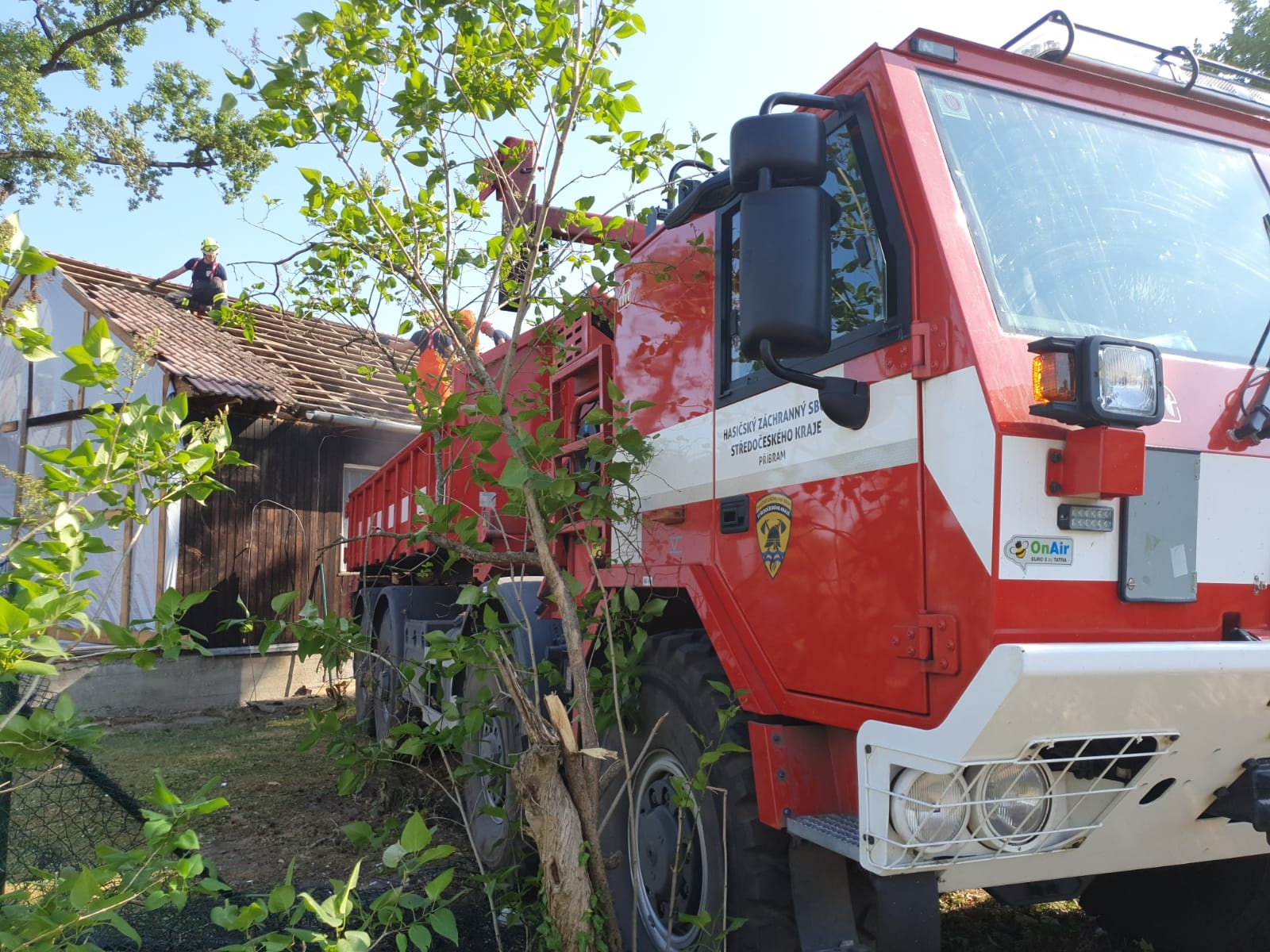 082 - rozebírání poničené střešní krytiny.jpg