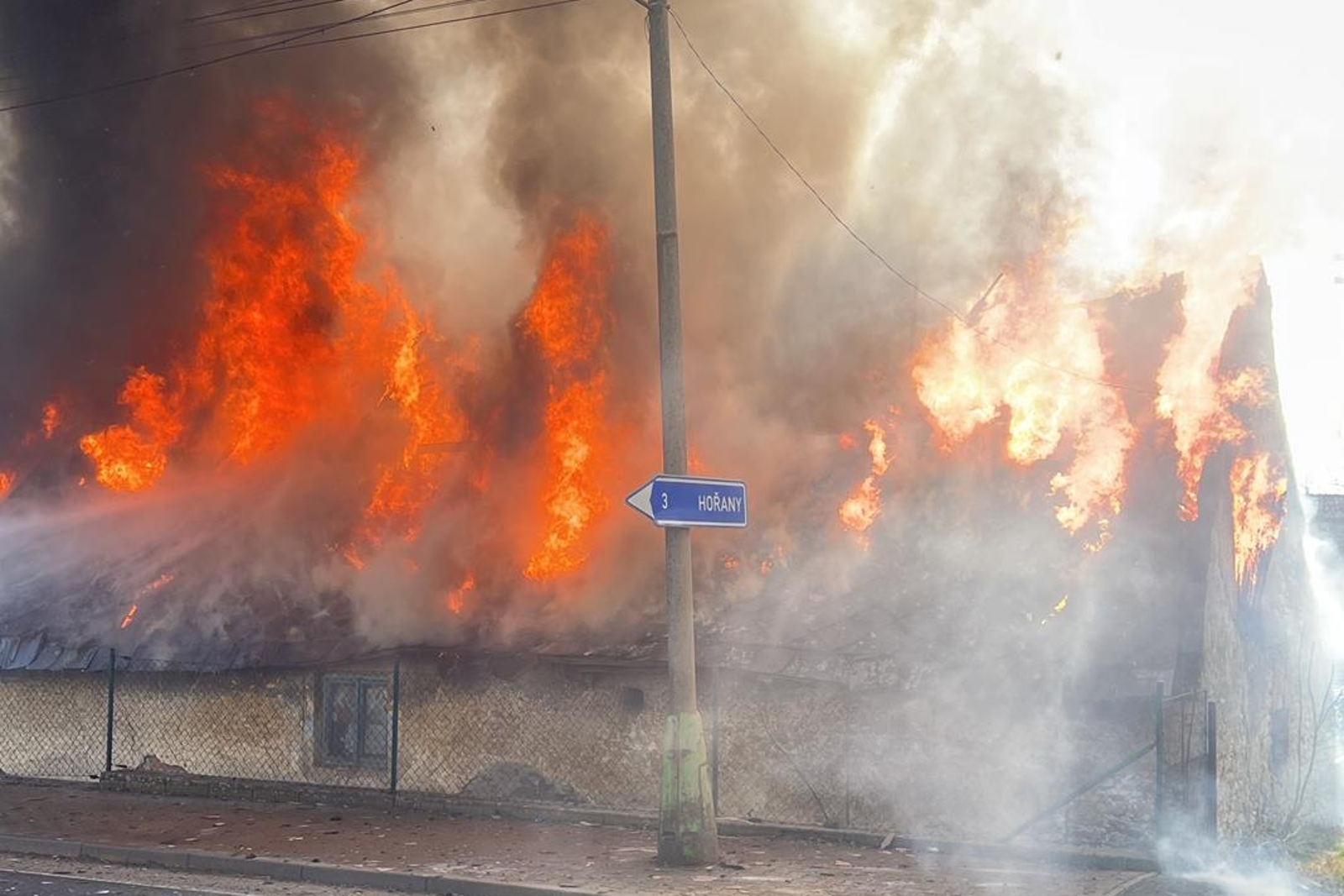 090326-Požár staršího domu a několika vozidel v obci Miskovice na Kutnohorsku.jpg