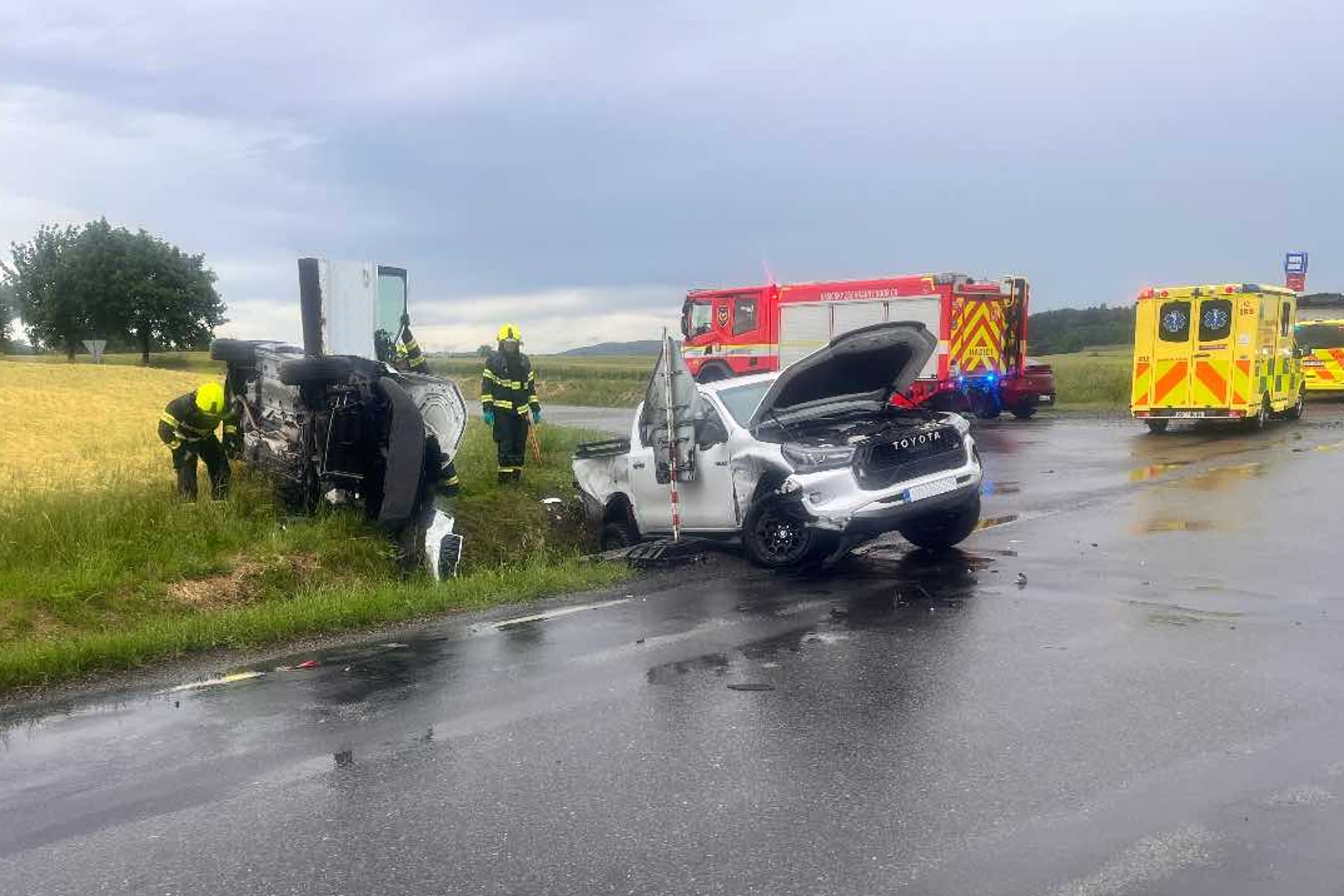 090626-Nehoda dvou osobních aut na silnici č. 111 na odbočce k obci Jezero na Benešovsku.jpg