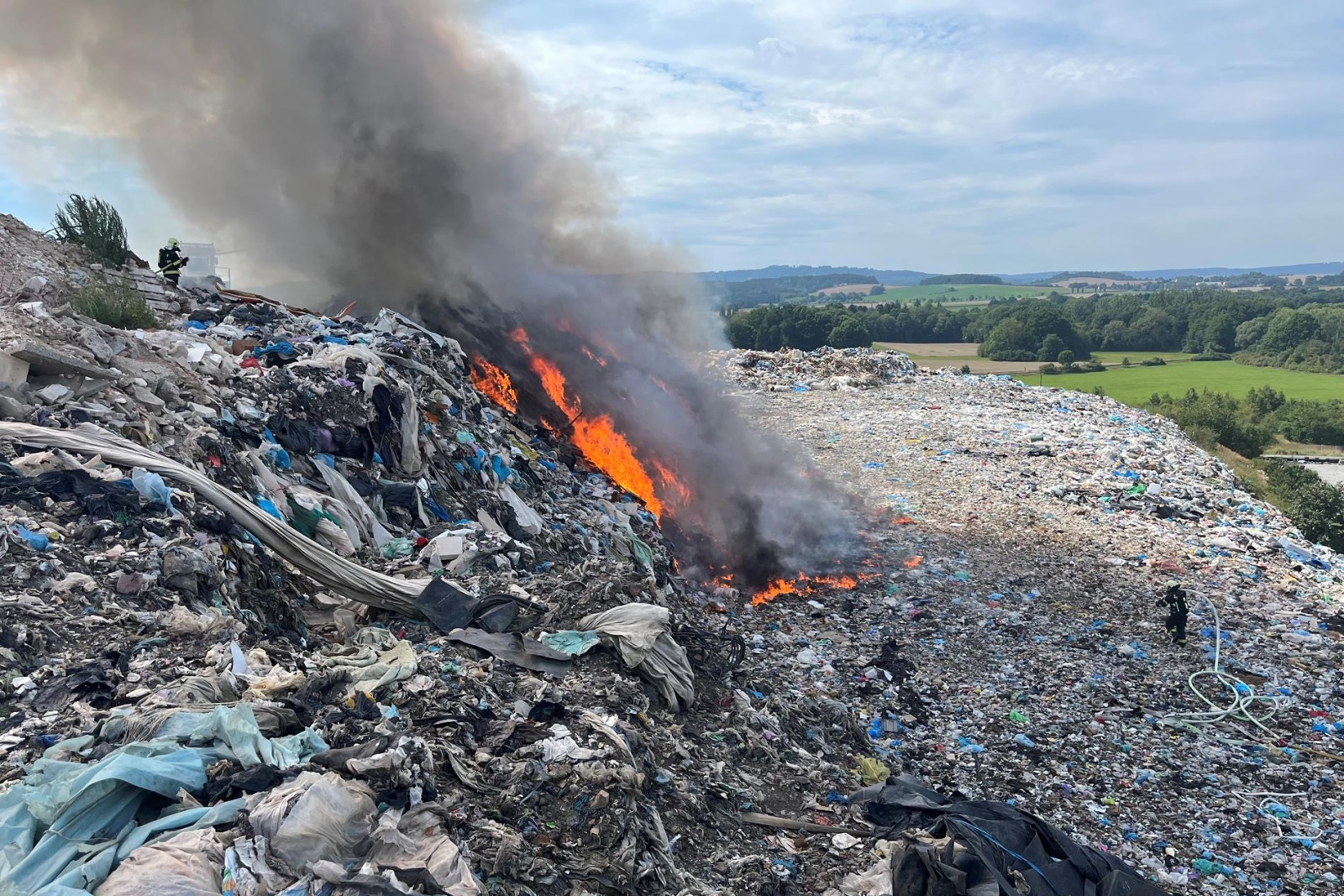 090825-Požár skládky komunálního odpadu u Chrástu na Příbramsku.jpg