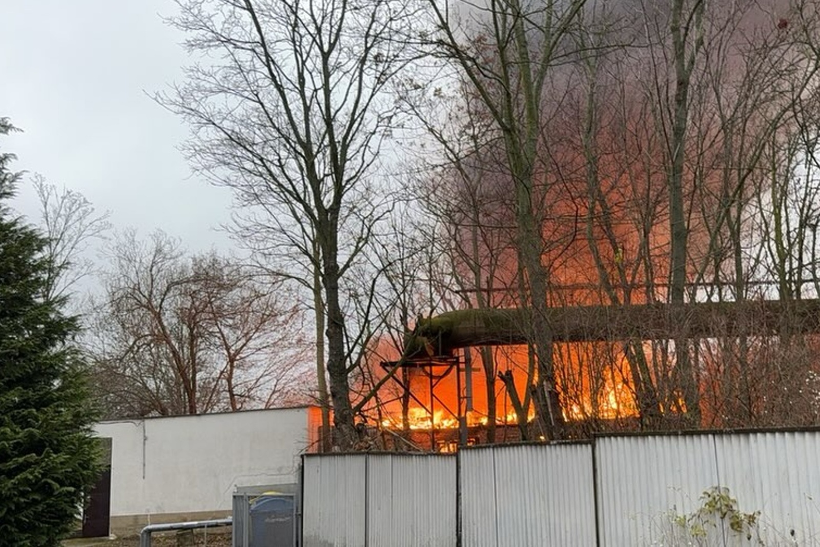 091224-Požár staré přízemní budovy v areálu bývalého gigantu Poldi Kladno.jpg
